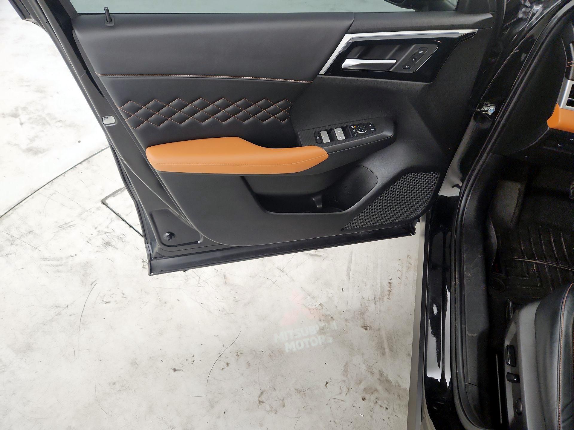 Thumbnail: 2022 Mitsubishi Outlander - 10