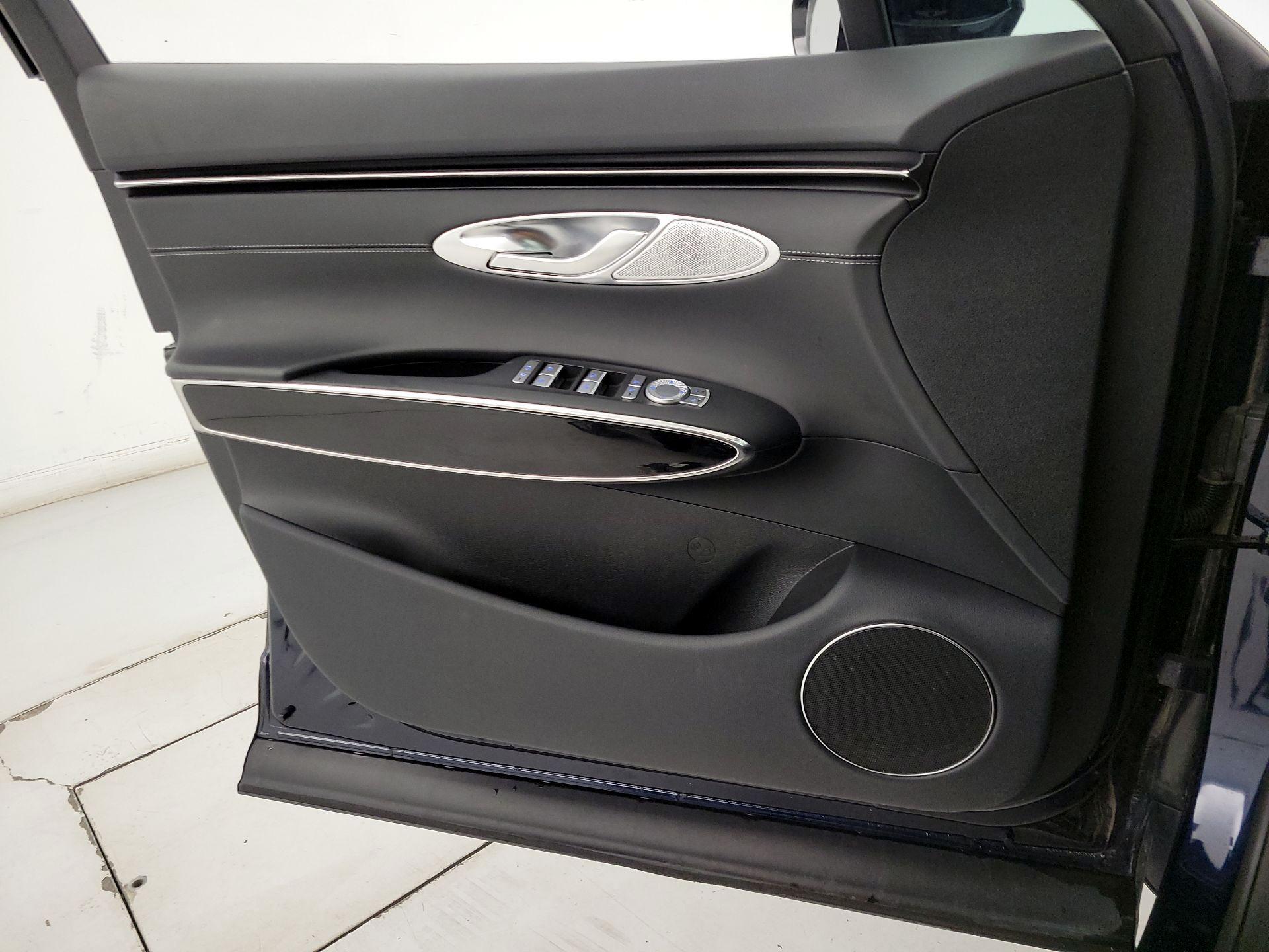 Thumbnail: 2025 Genesis GV70 - 12