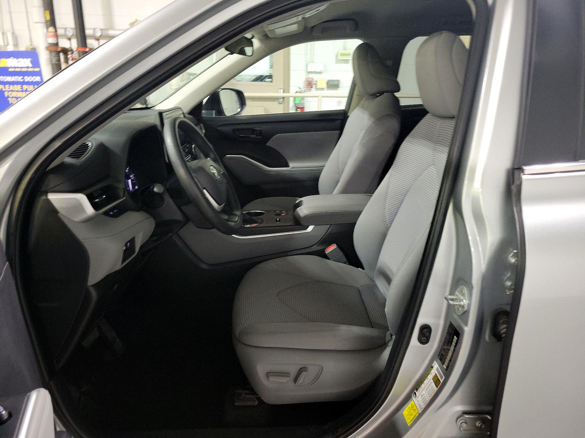 Thumbnail: 2023 Toyota Highlander - 9