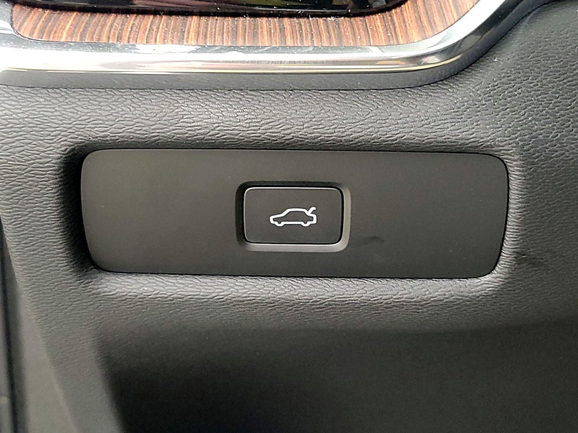 Thumbnail: 2025 Volvo S60 - 13