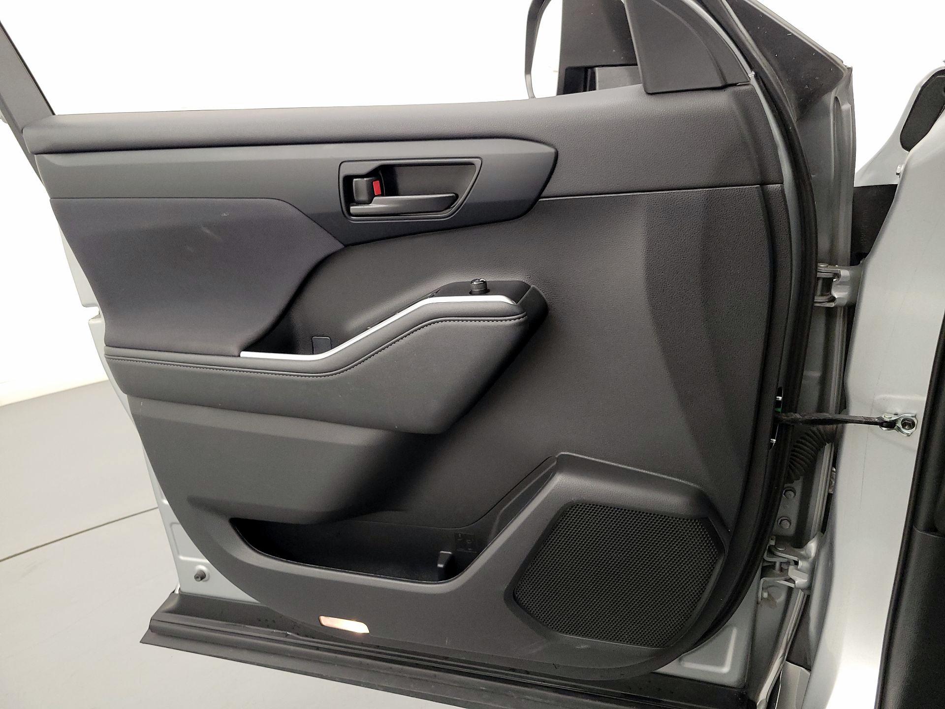 Thumbnail: 2023 Toyota Highlander - 12