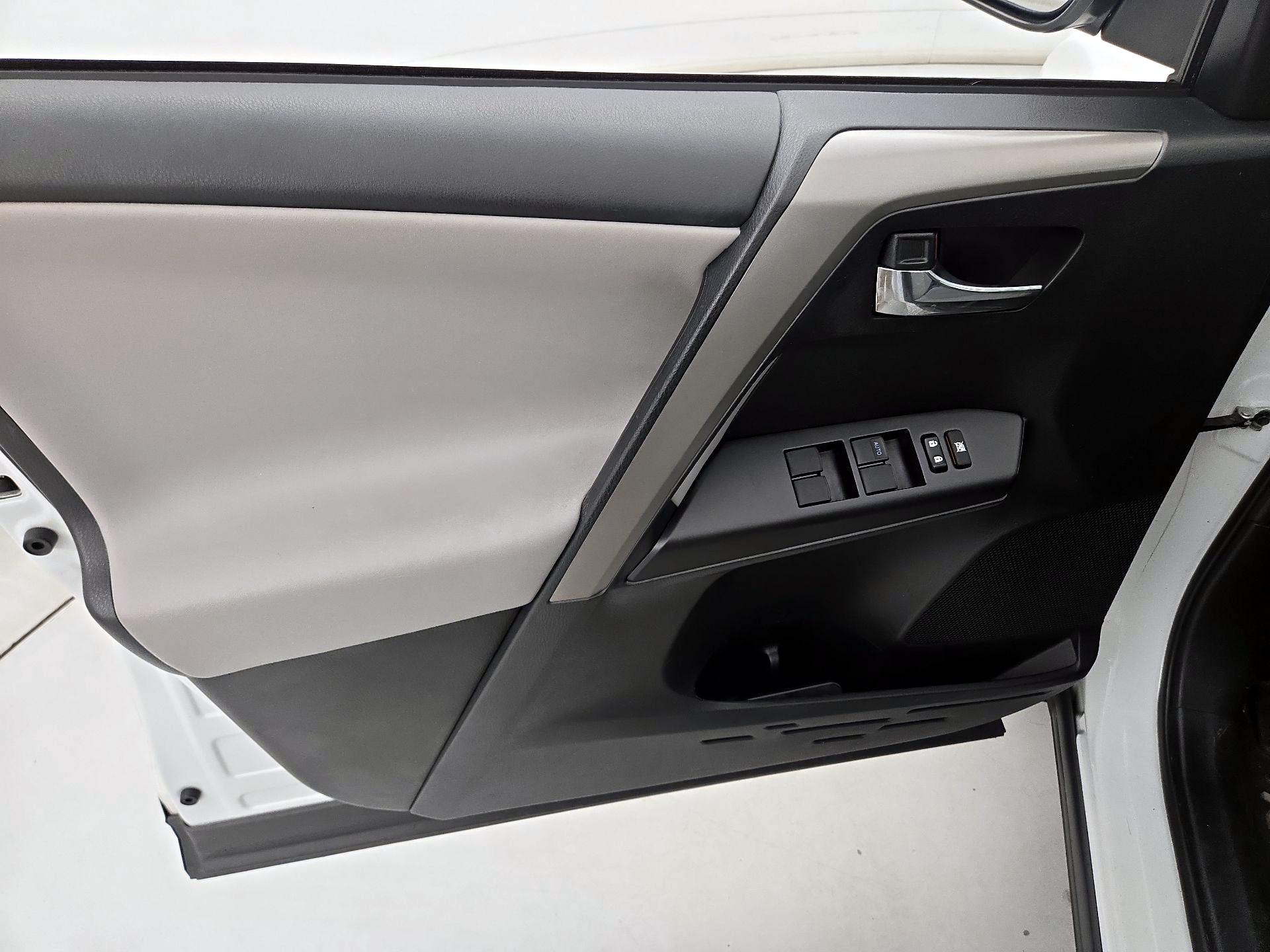 Thumbnail: 2018 Toyota RAV4 - 12