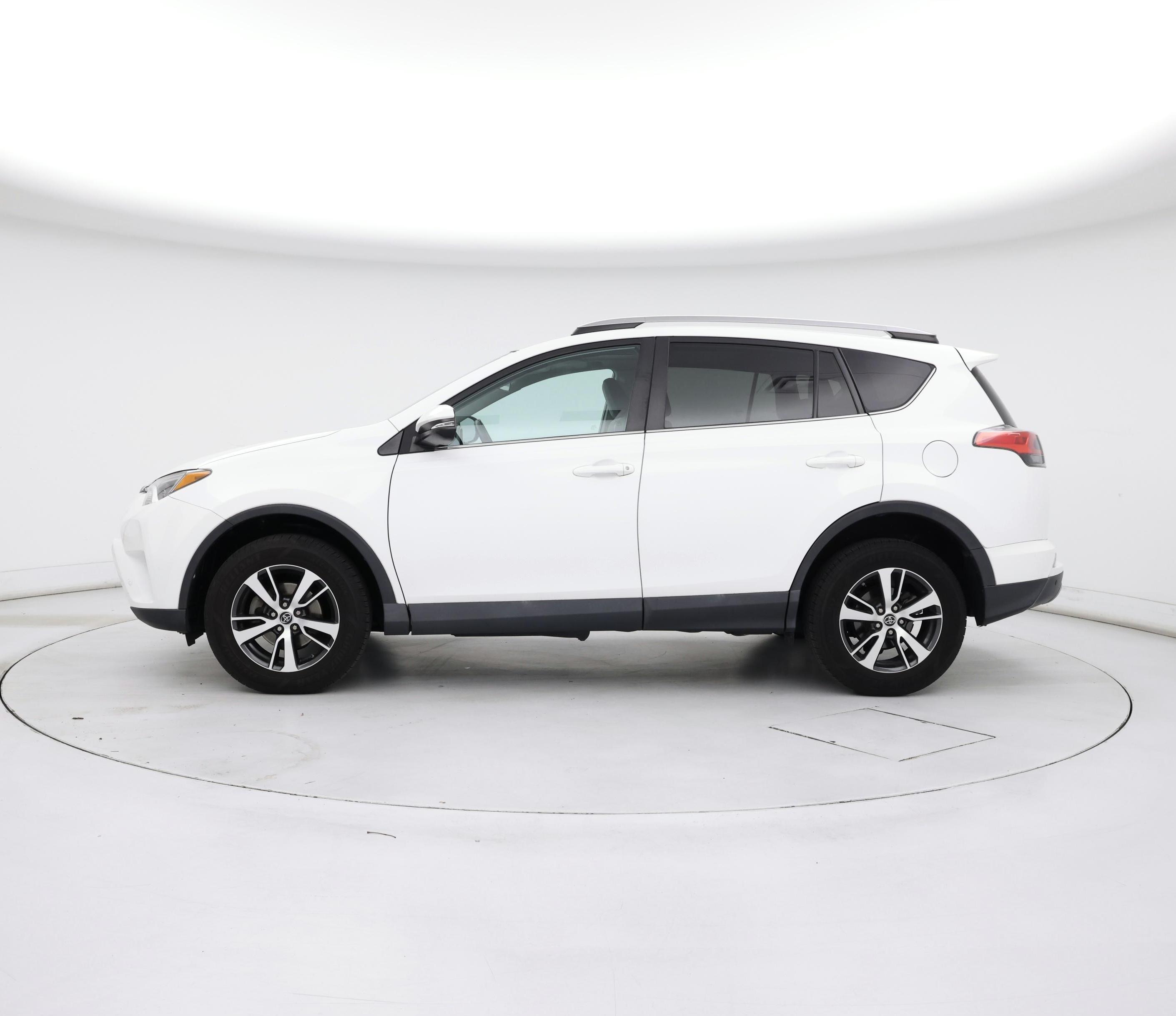 Thumbnail: 2018 Toyota RAV4 - 3