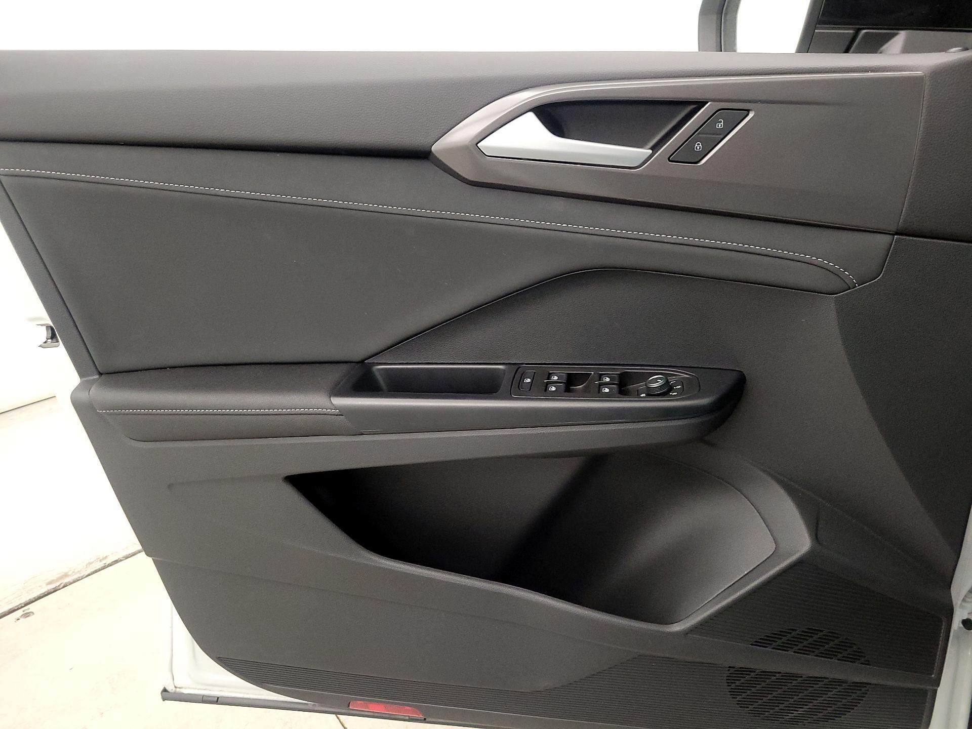 Thumbnail: 2025 Volkswagen Taos - 12