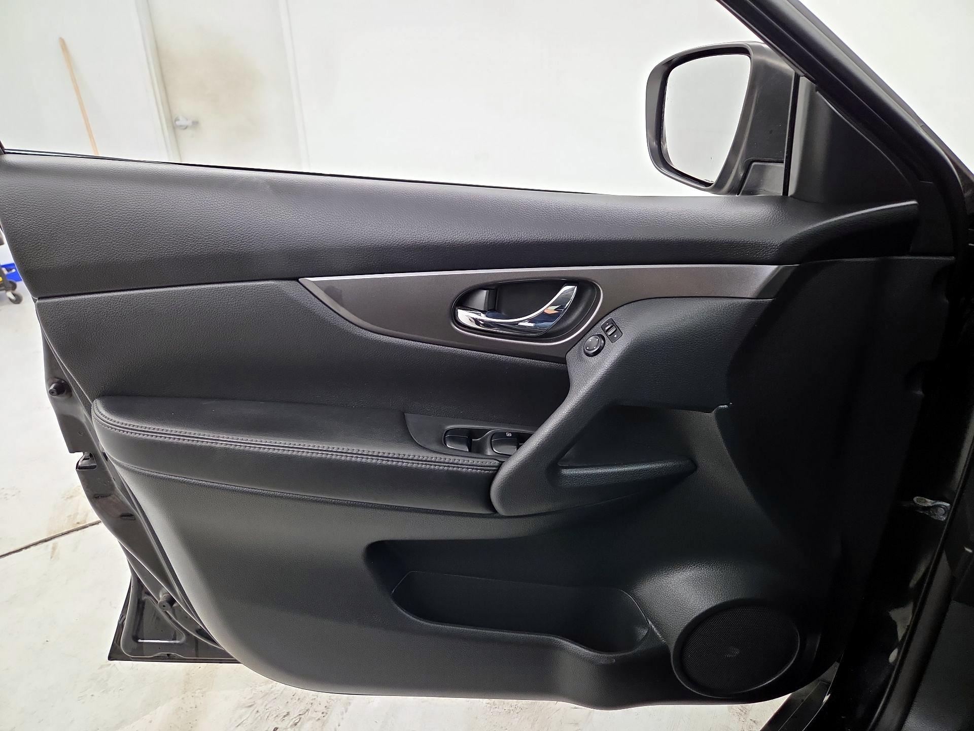 Thumbnail: 2015 Nissan Rogue - 12