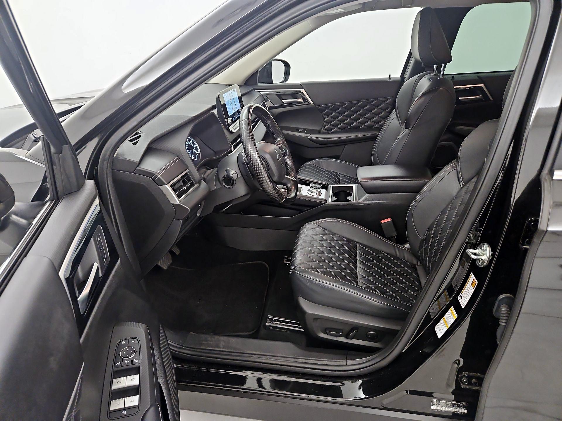 Thumbnail: 2022 Mitsubishi Outlander - 11