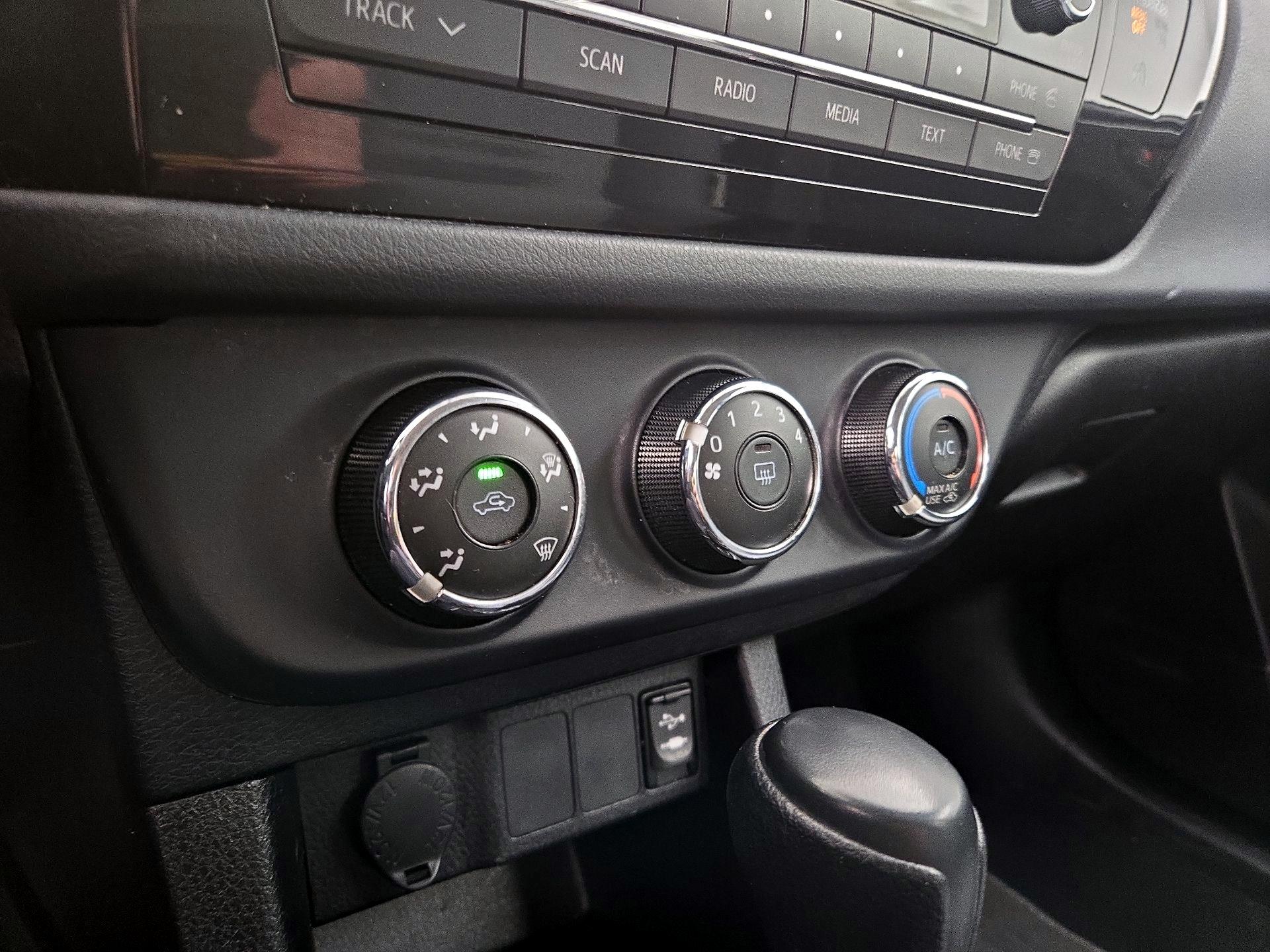 Thumbnail: 2015 Toyota Corolla - 15