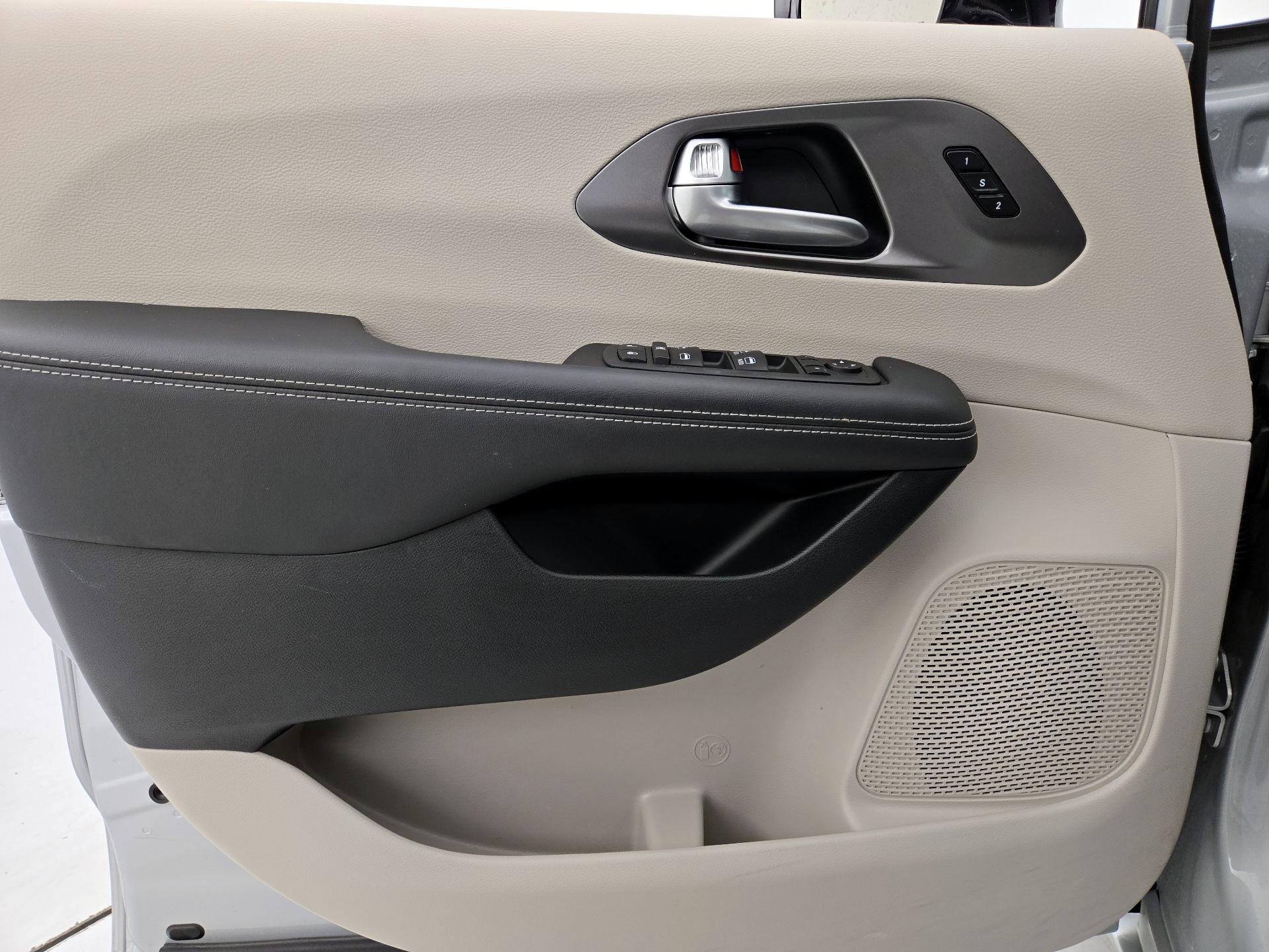 Thumbnail: 2024 Chrysler Pacifica - 12