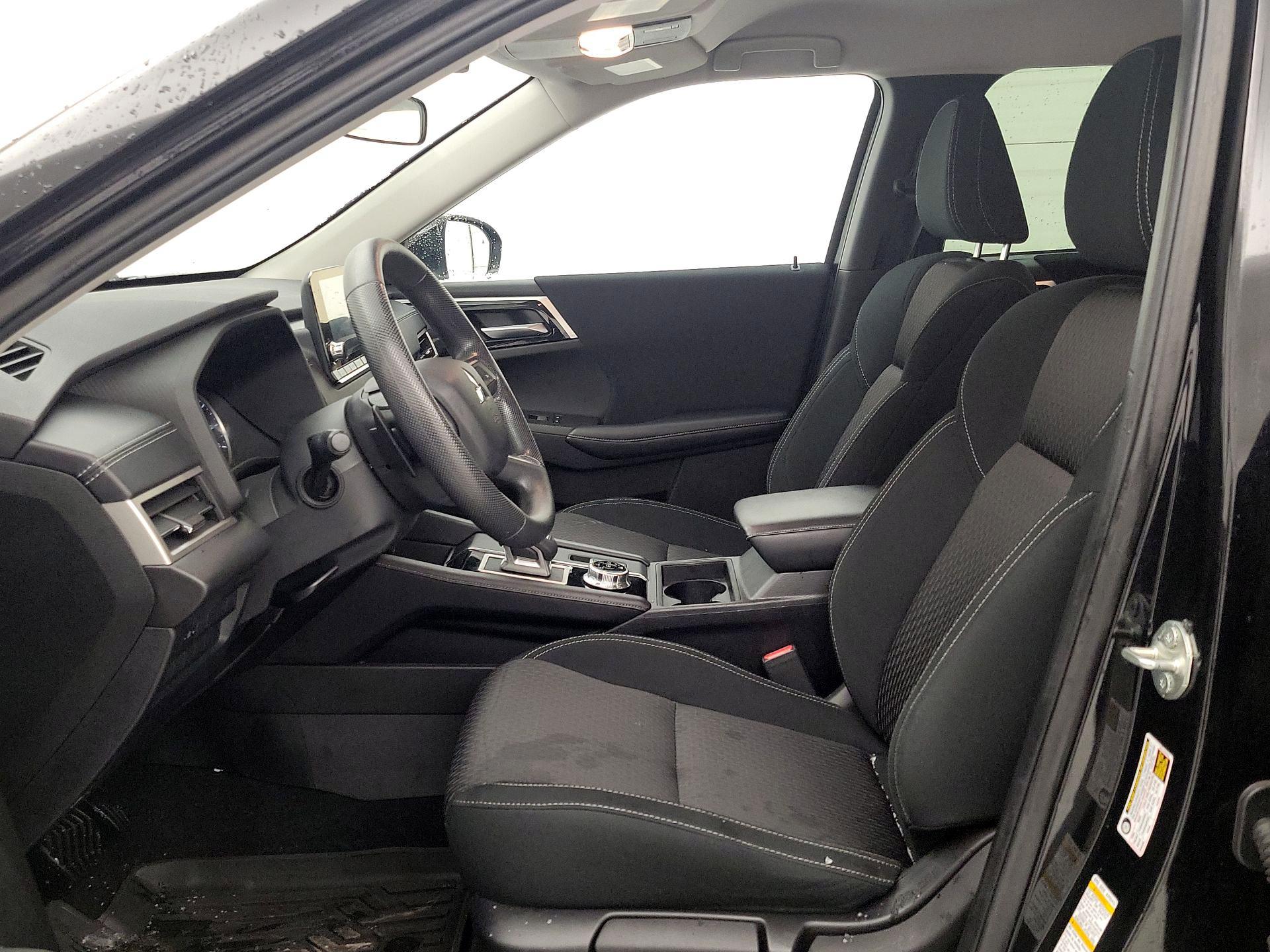 Thumbnail: 2022 Mitsubishi Outlander - 11