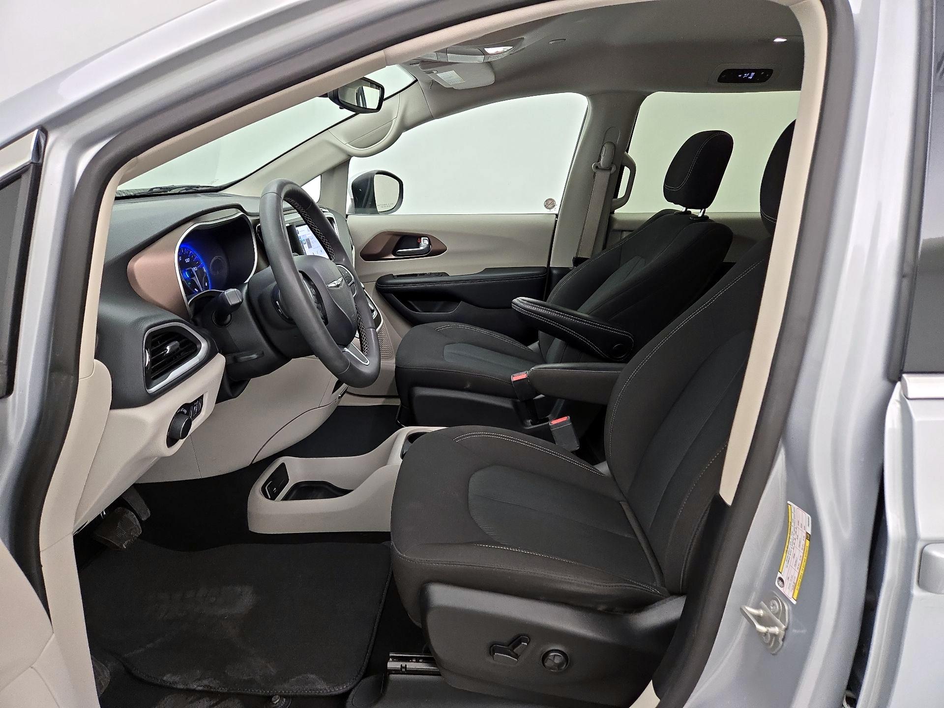 Thumbnail: 2023 Chrysler Voyager - 11