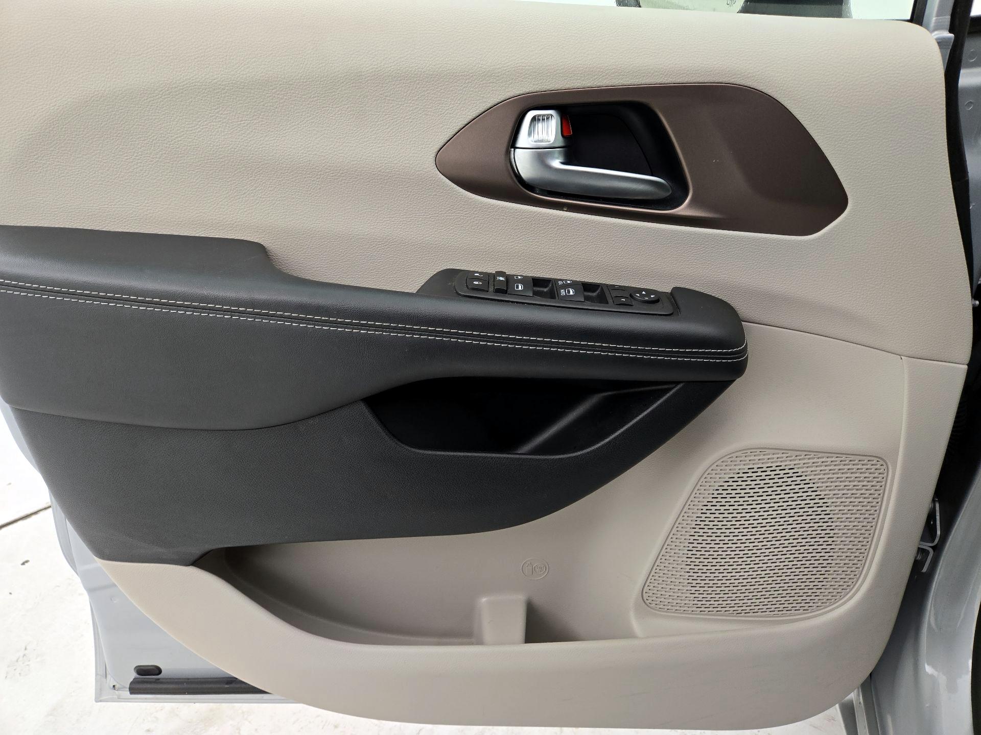 Thumbnail: 2023 Chrysler Voyager - 12