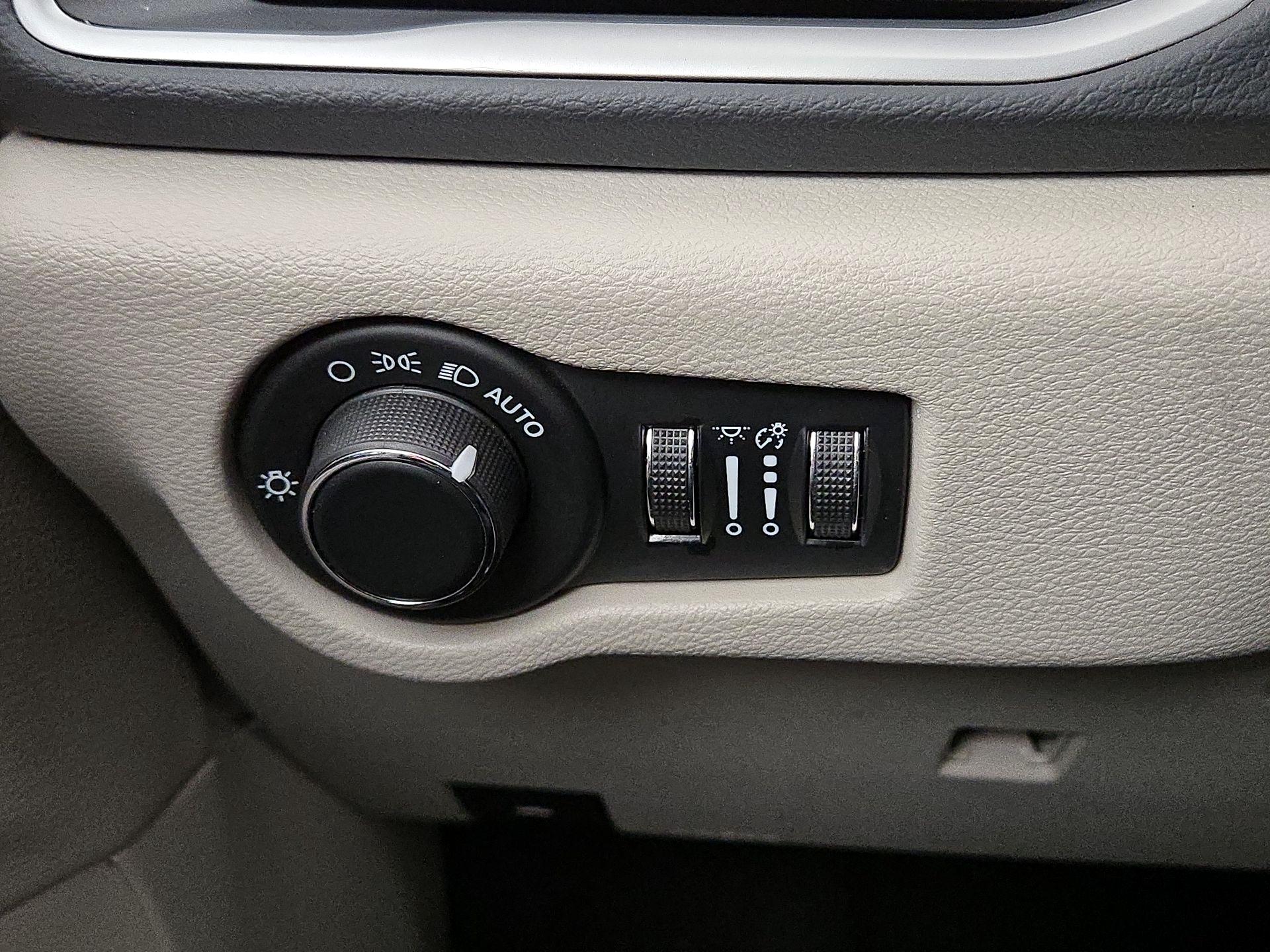 Thumbnail: 2023 Chrysler Voyager - 13