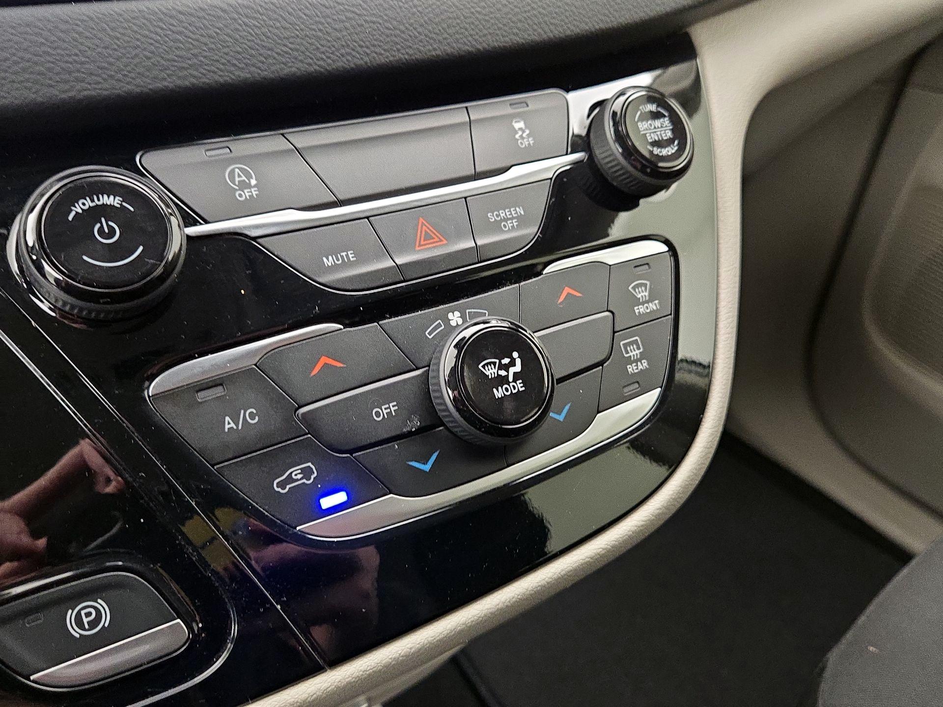 Thumbnail: 2023 Chrysler Voyager - 16