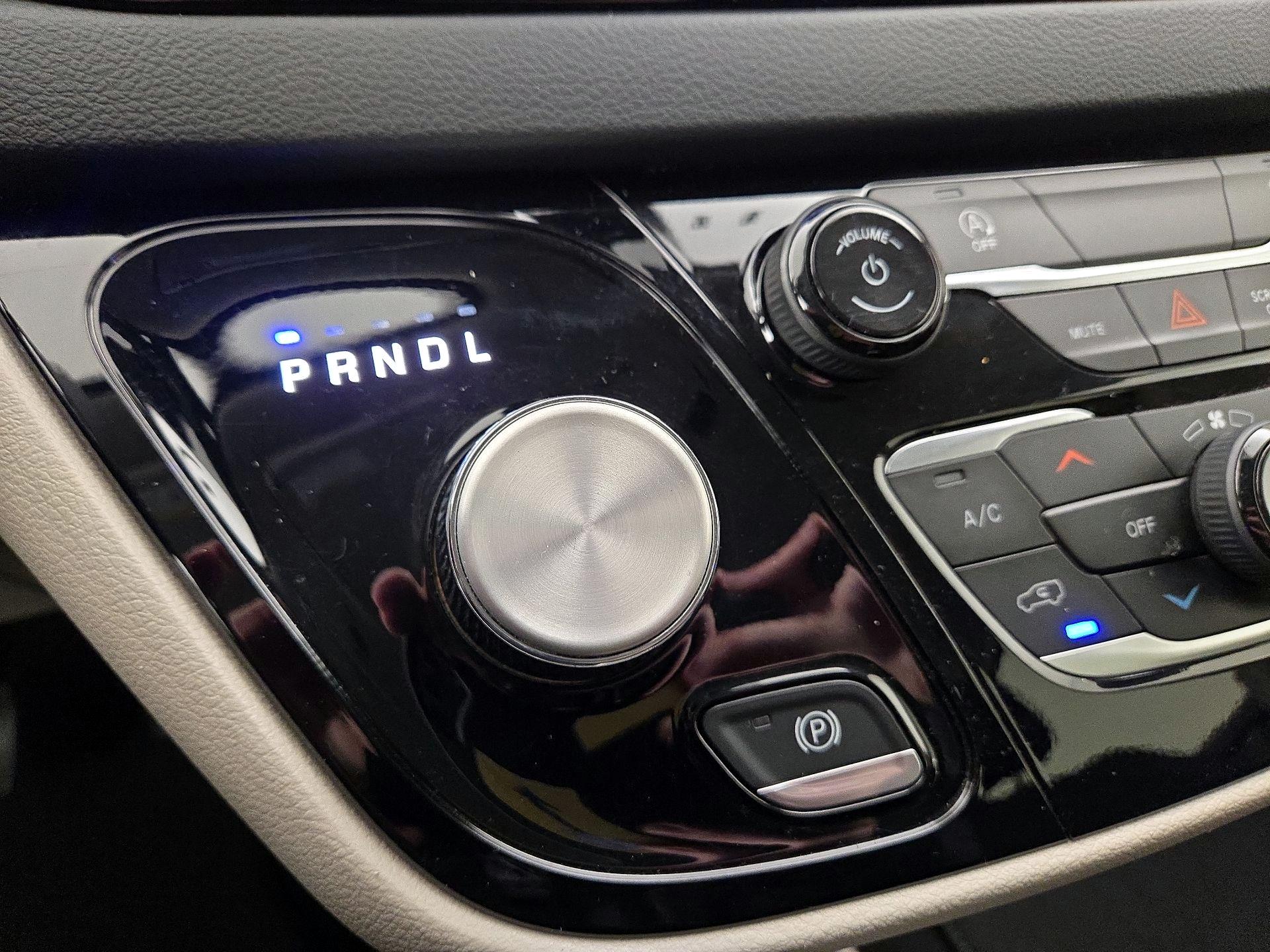 Thumbnail: 2023 Chrysler Voyager - 17