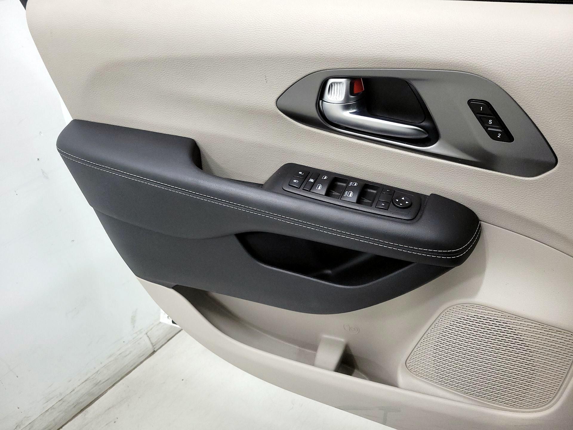 Thumbnail: 2023 Chrysler Pacifica - 12