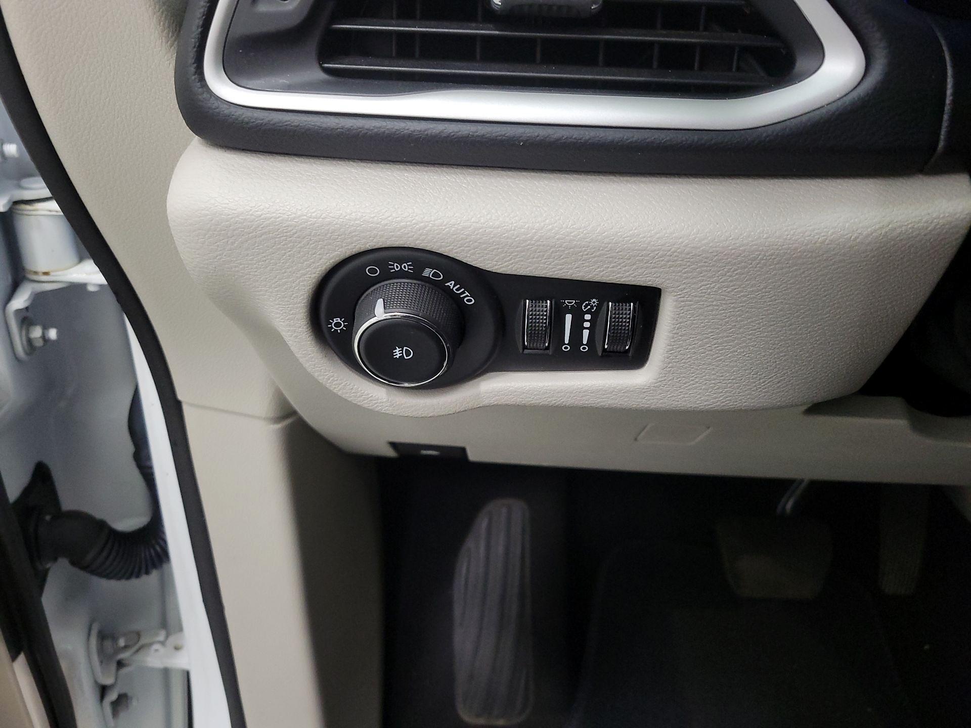 Thumbnail: 2023 Chrysler Pacifica - 13