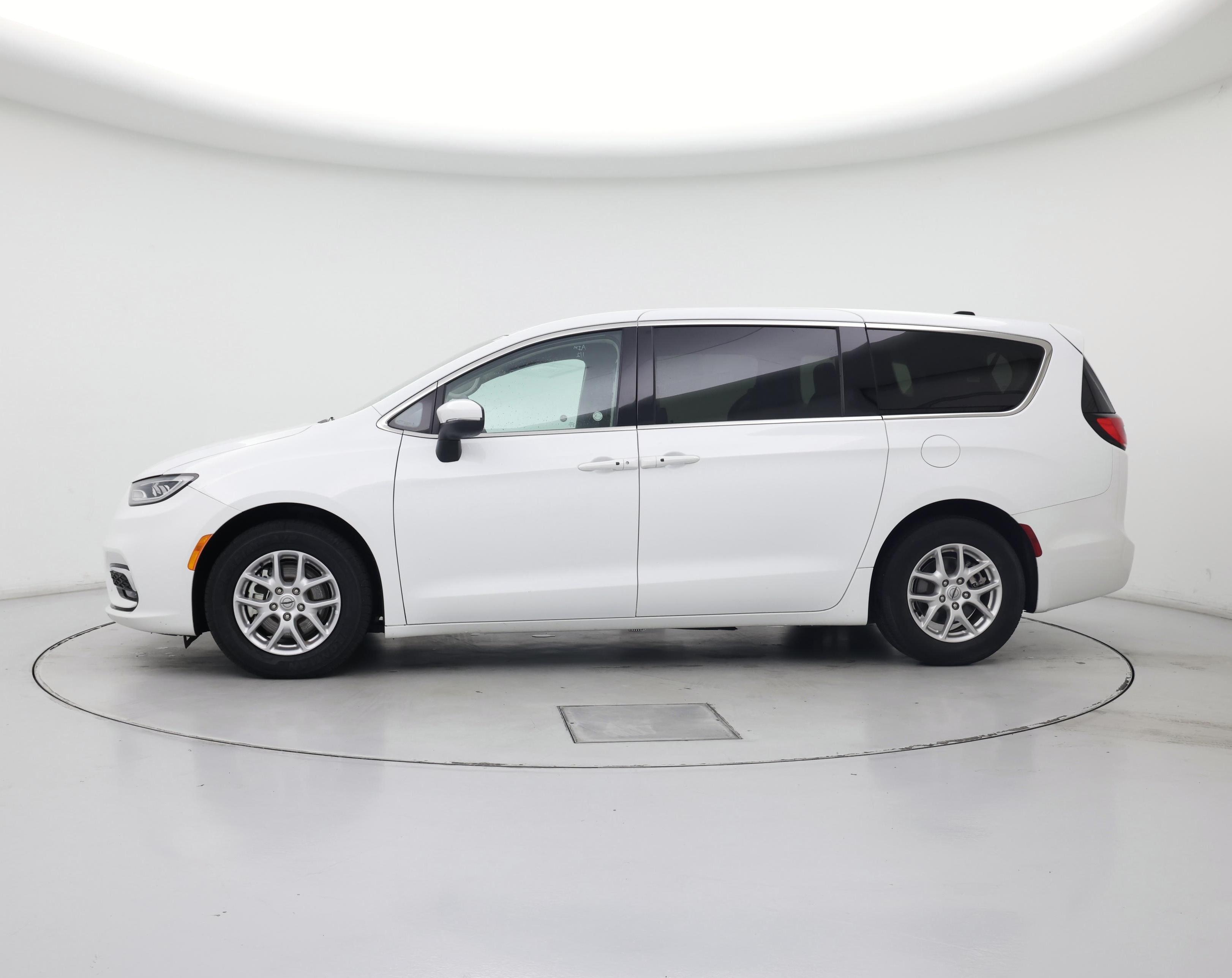 Thumbnail: 2023 Chrysler Pacifica - 3