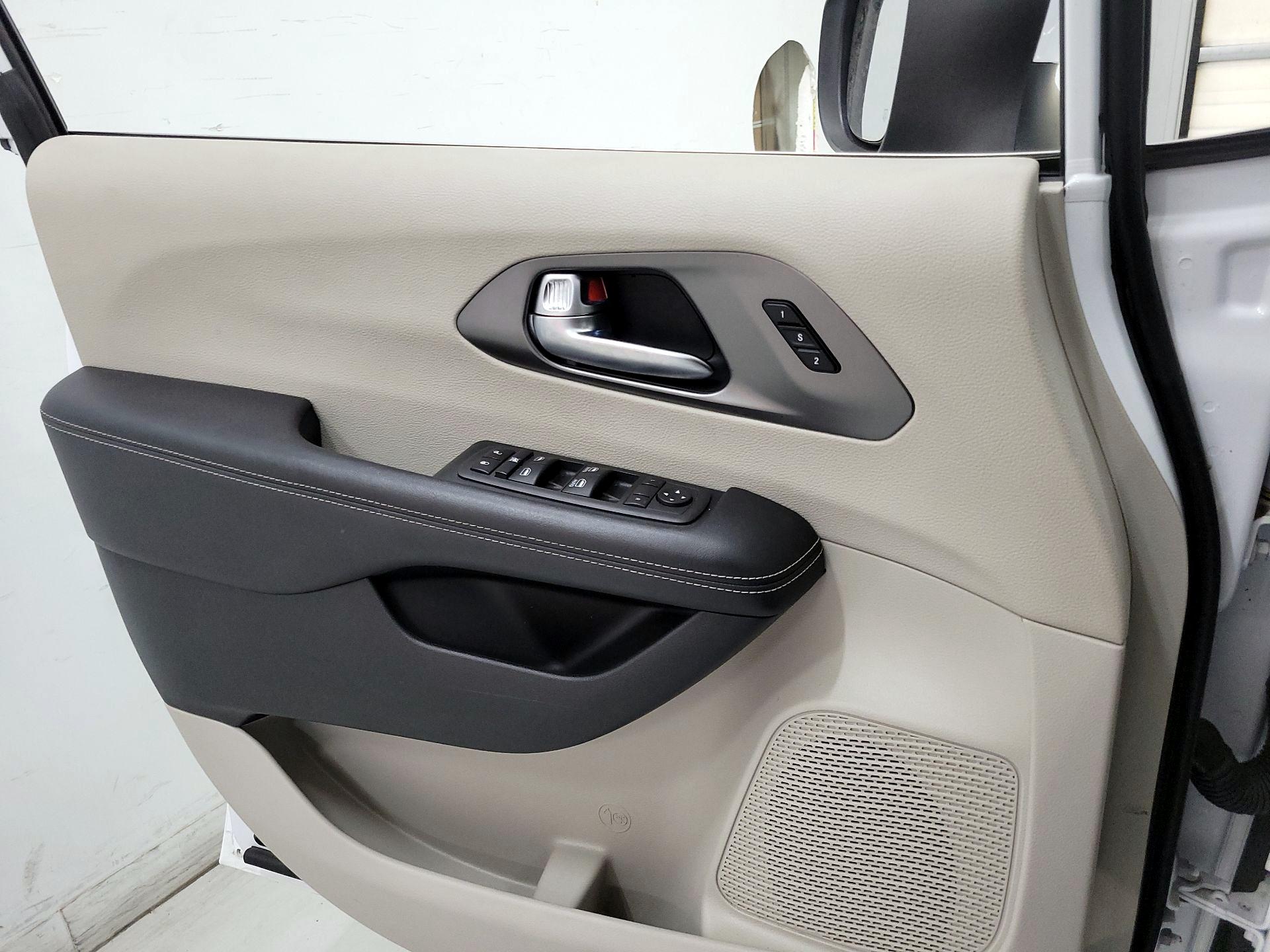 Thumbnail: 2023 Chrysler Pacifica - 12