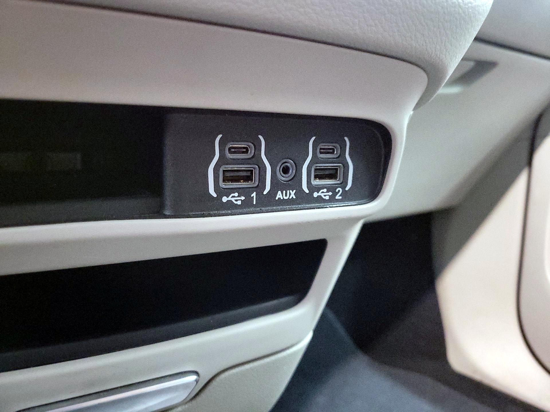 Thumbnail: 2023 Chrysler Pacifica - 18