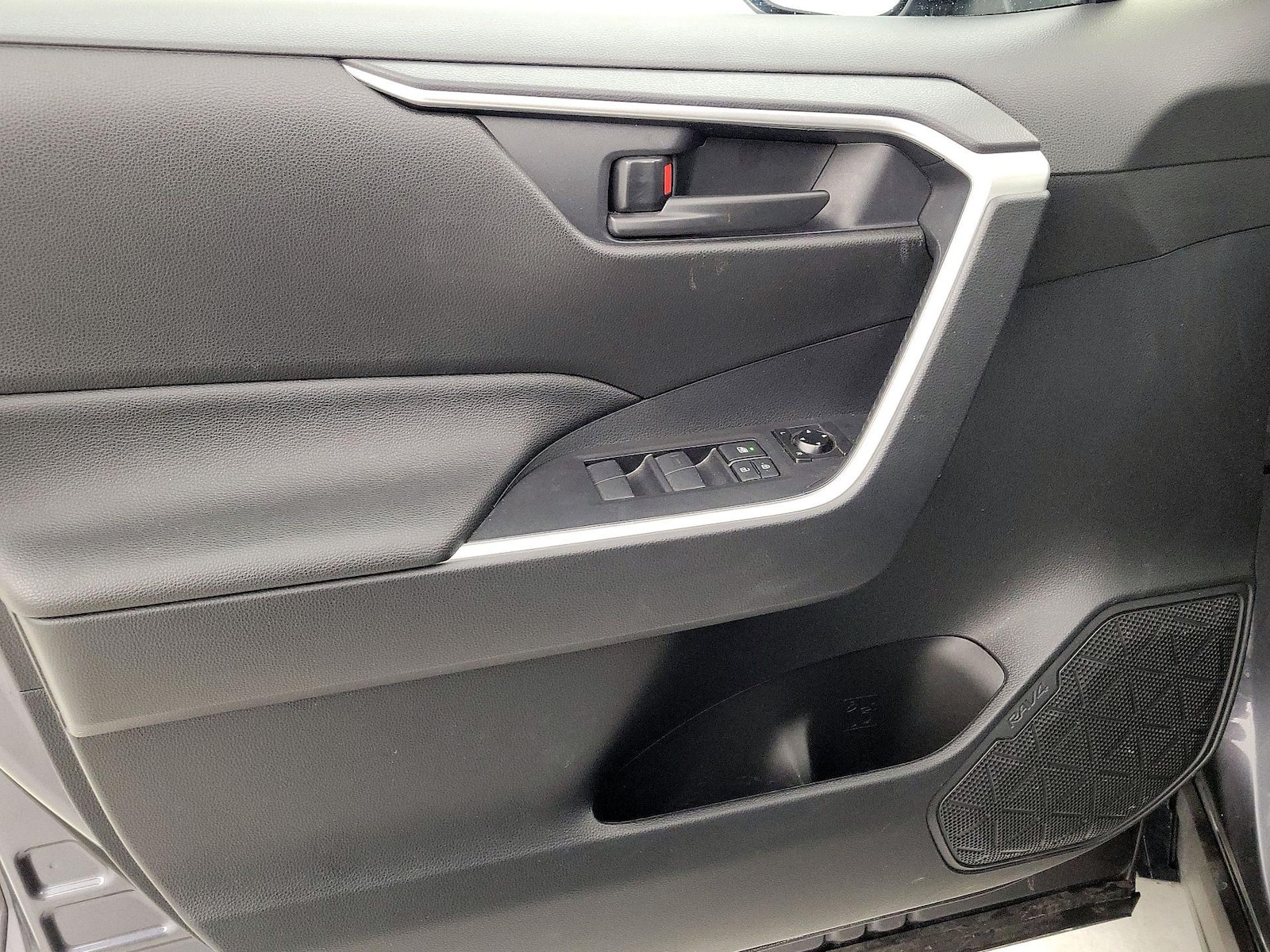 2021 Toyota RAV4 SE - Photo 13