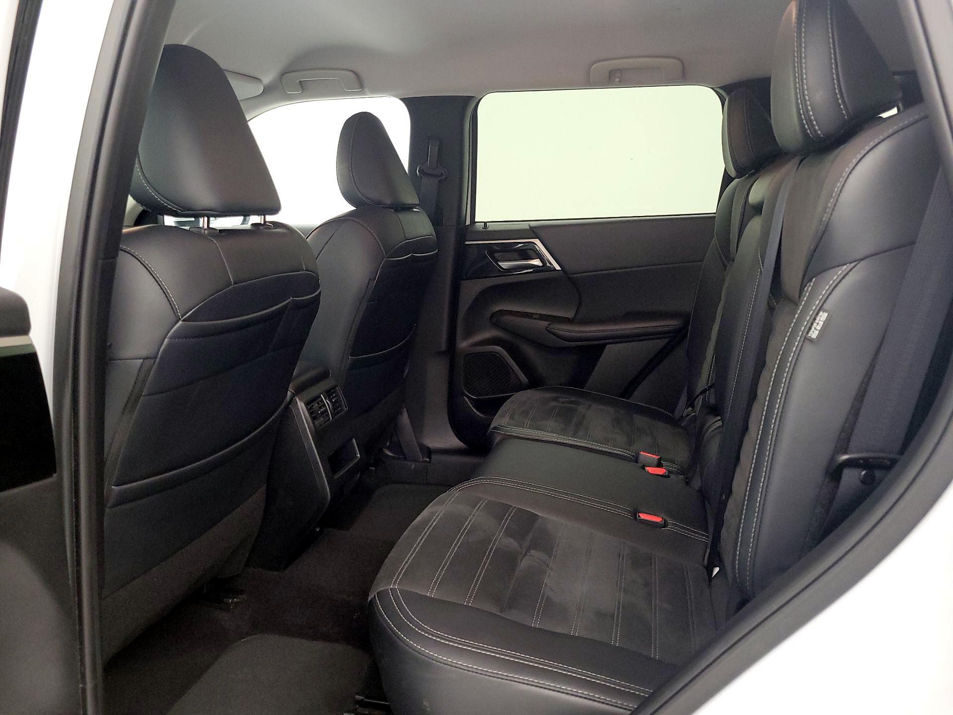 Thumbnail: 2024 Mitsubishi Outlander - 20