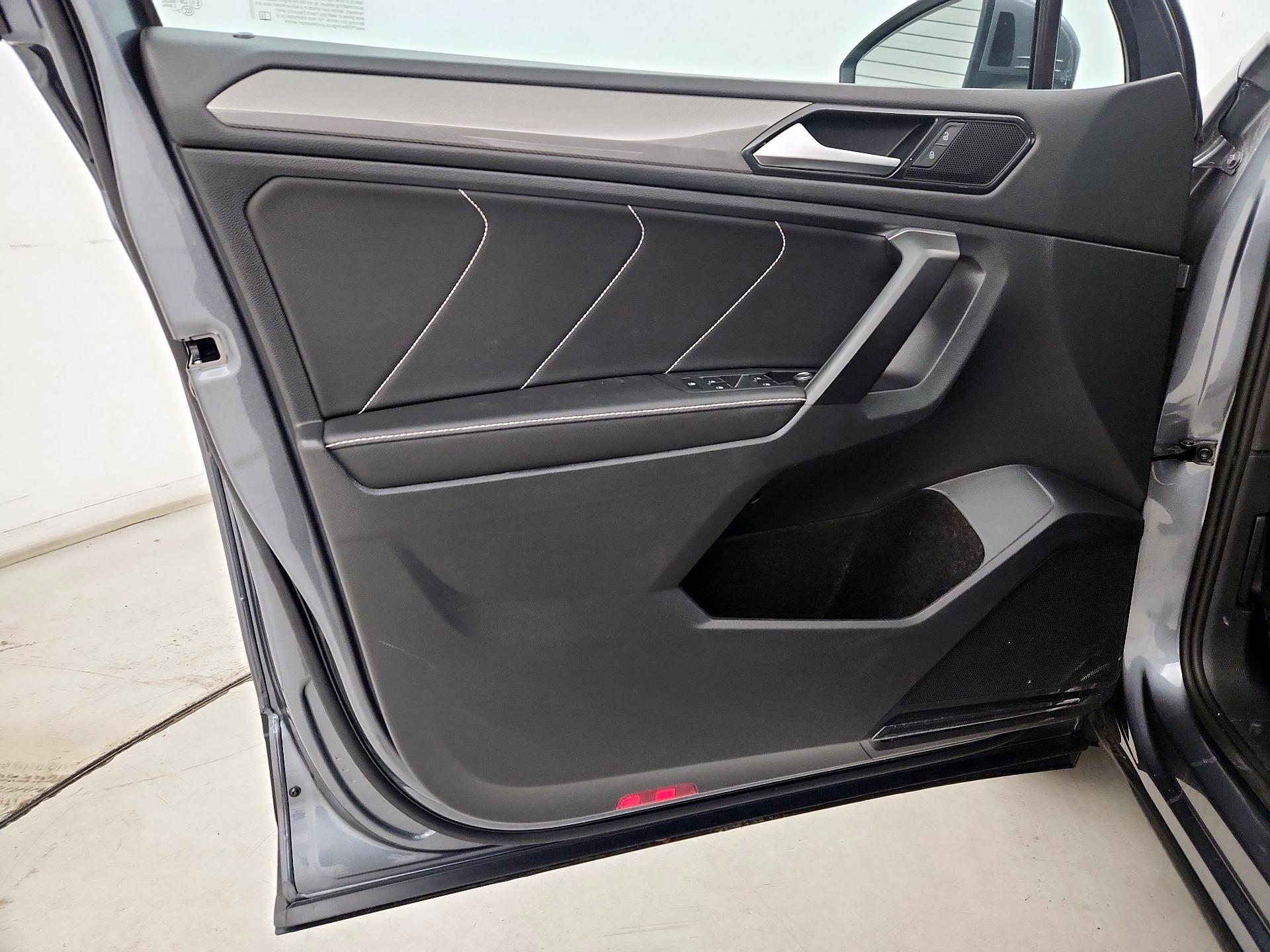 Thumbnail: 2023 Volkswagen Tiguan - 12