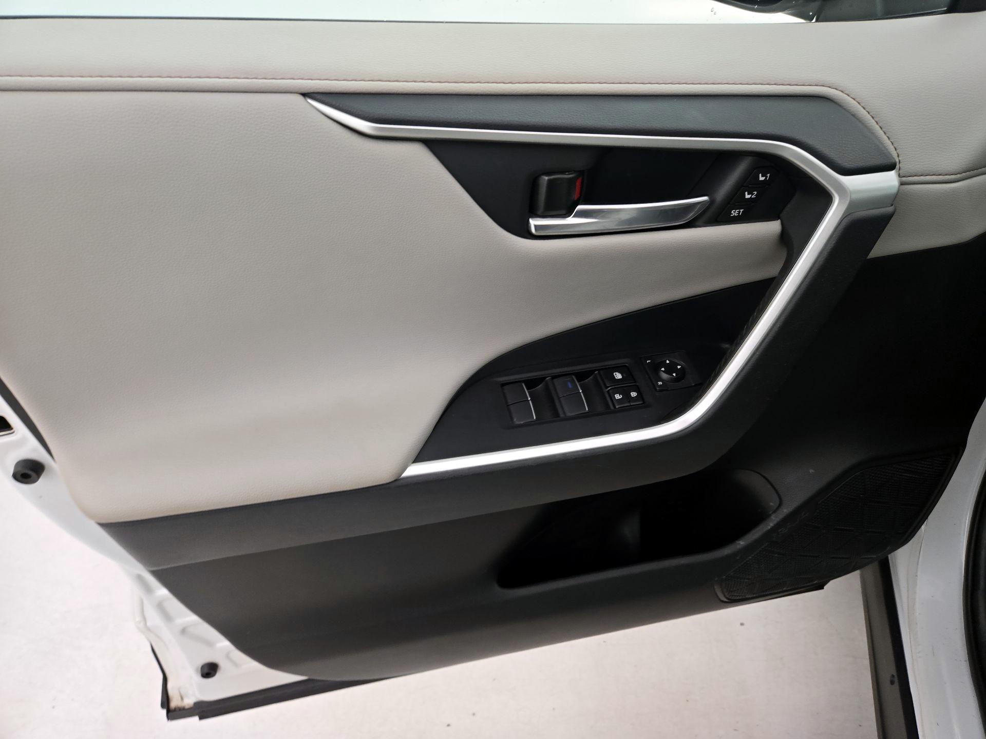 Thumbnail: 2019 Toyota RAV4 - 12