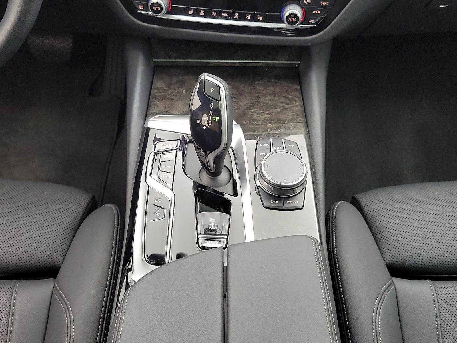 2023 BMW 5 Series 530e - Photo 19
