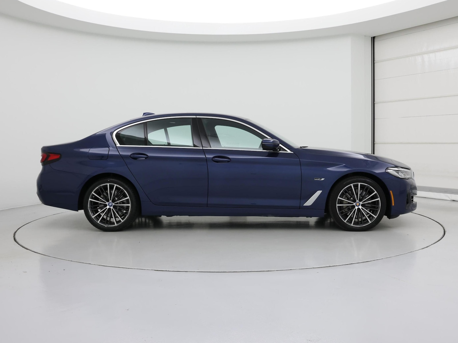 2023 BMW 5 Series 530e - Photo 8