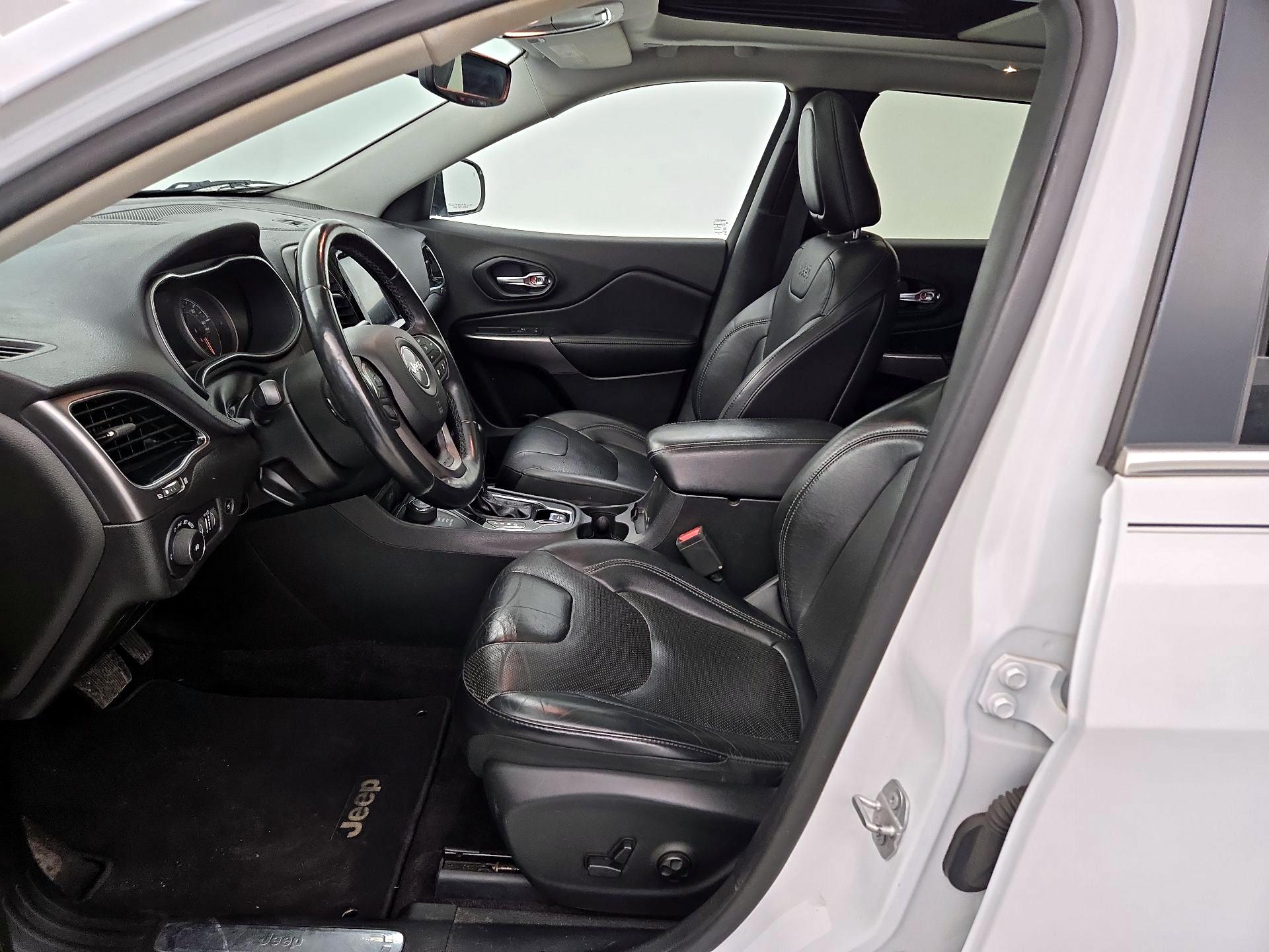 Thumbnail: 2019 Jeep Cherokee - 11