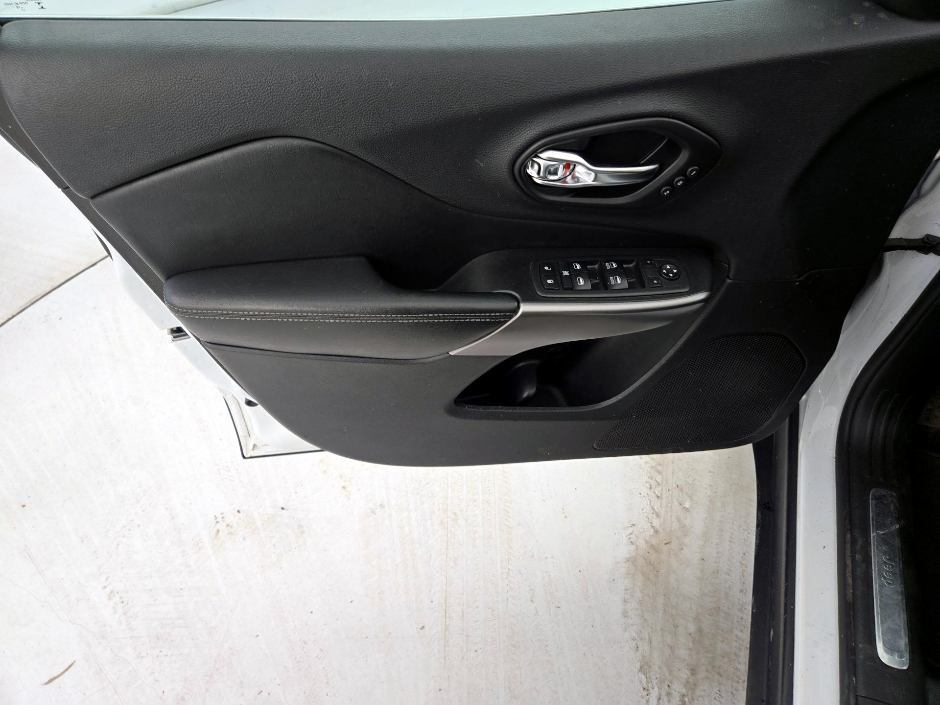 Thumbnail: 2019 Jeep Cherokee - 12