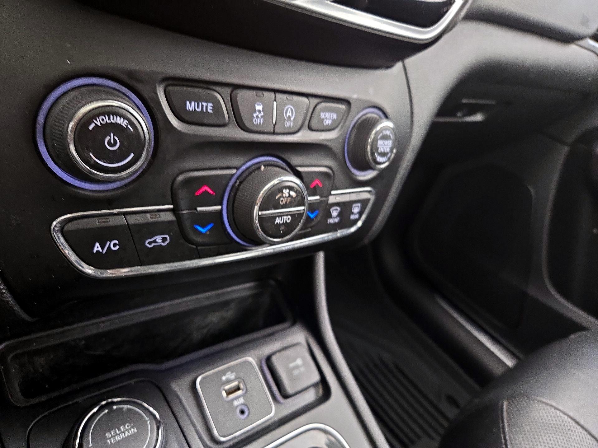 Thumbnail: 2019 Jeep Cherokee - 17