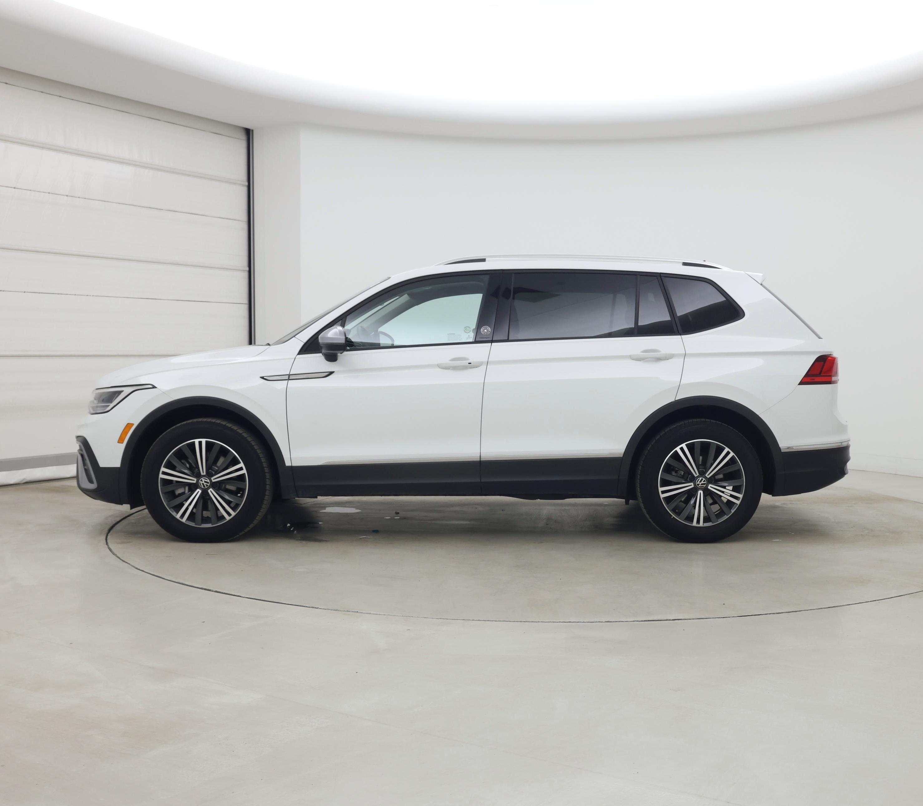 Thumbnail: 2024 Volkswagen Tiguan - 3