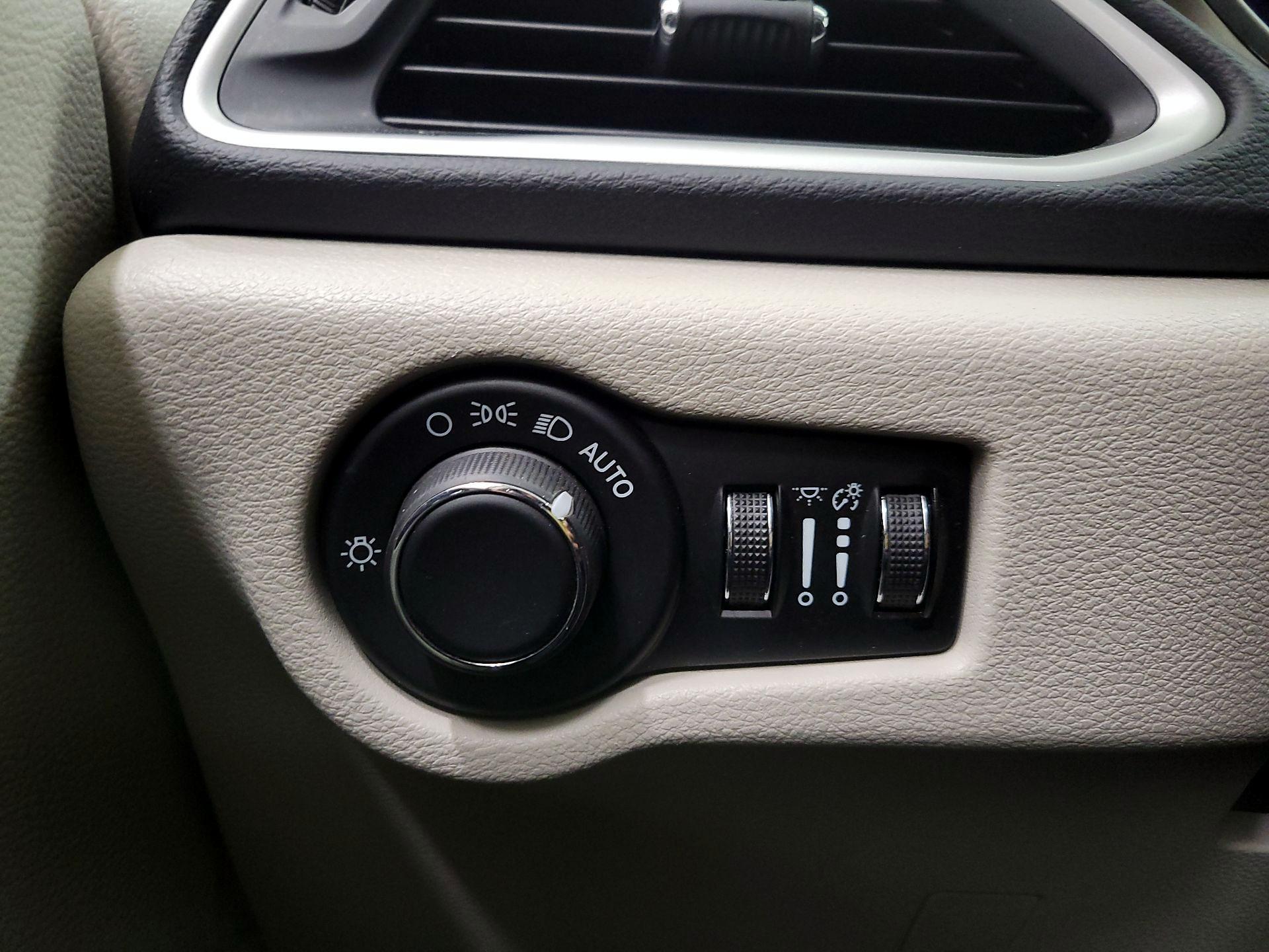 Thumbnail: 2023 Chrysler Voyager - 13