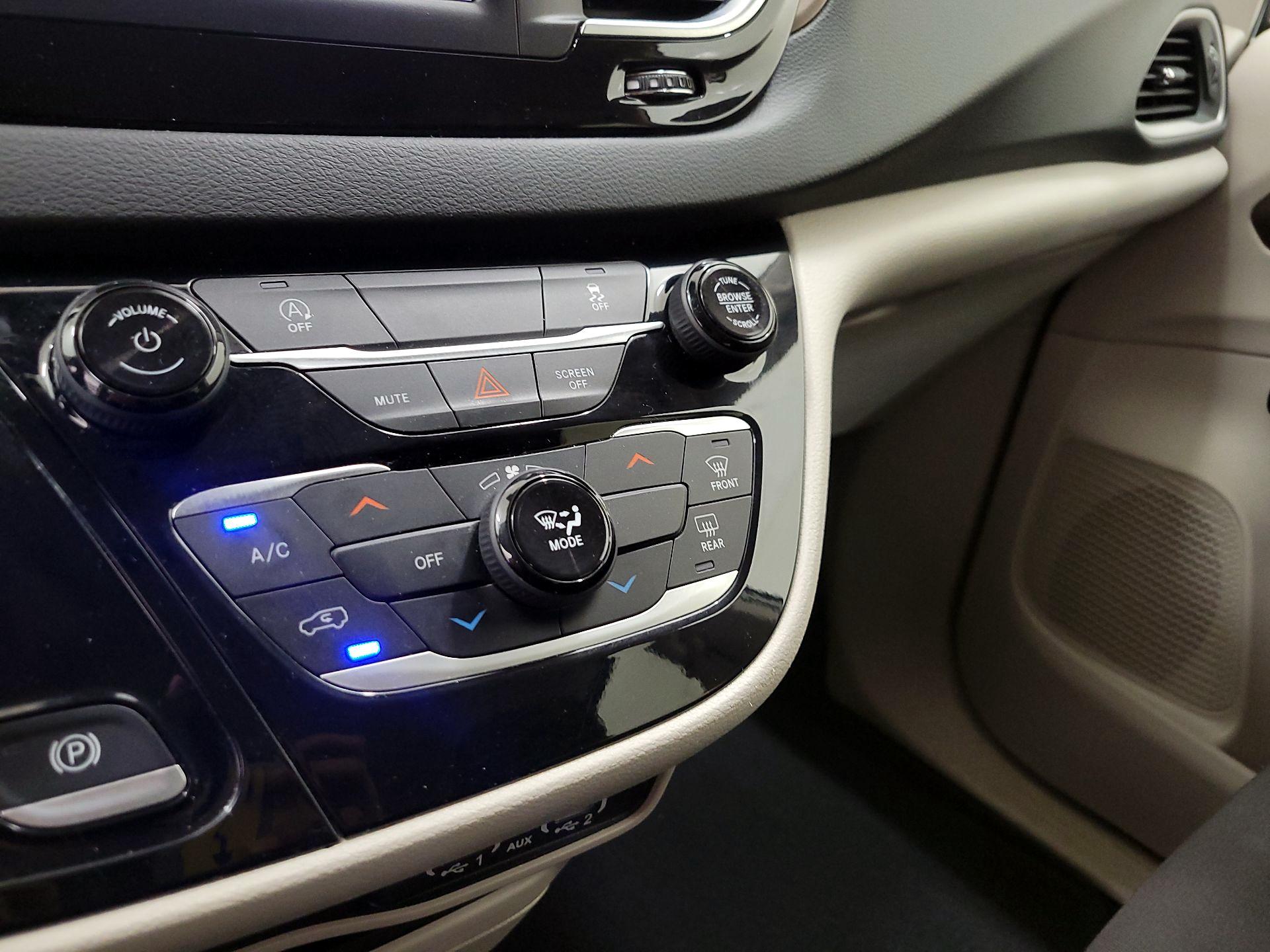 Thumbnail: 2023 Chrysler Voyager - 16