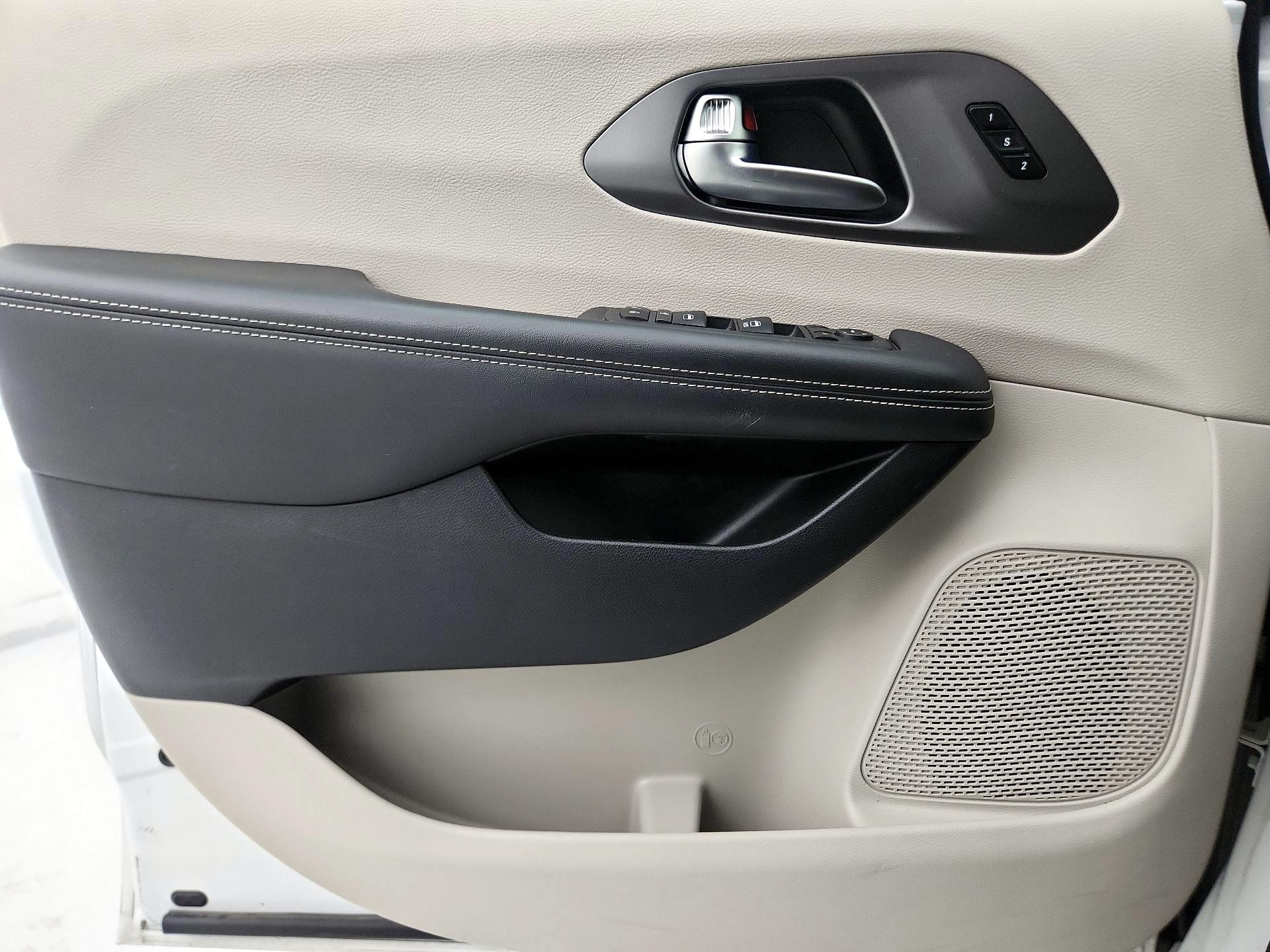 Thumbnail: 2023 Chrysler Pacifica - 12