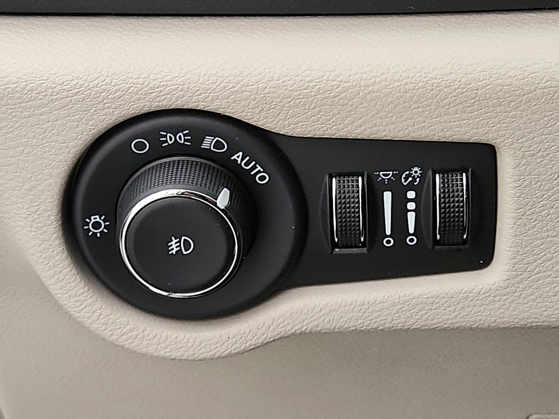 Thumbnail: 2023 Chrysler Pacifica - 13