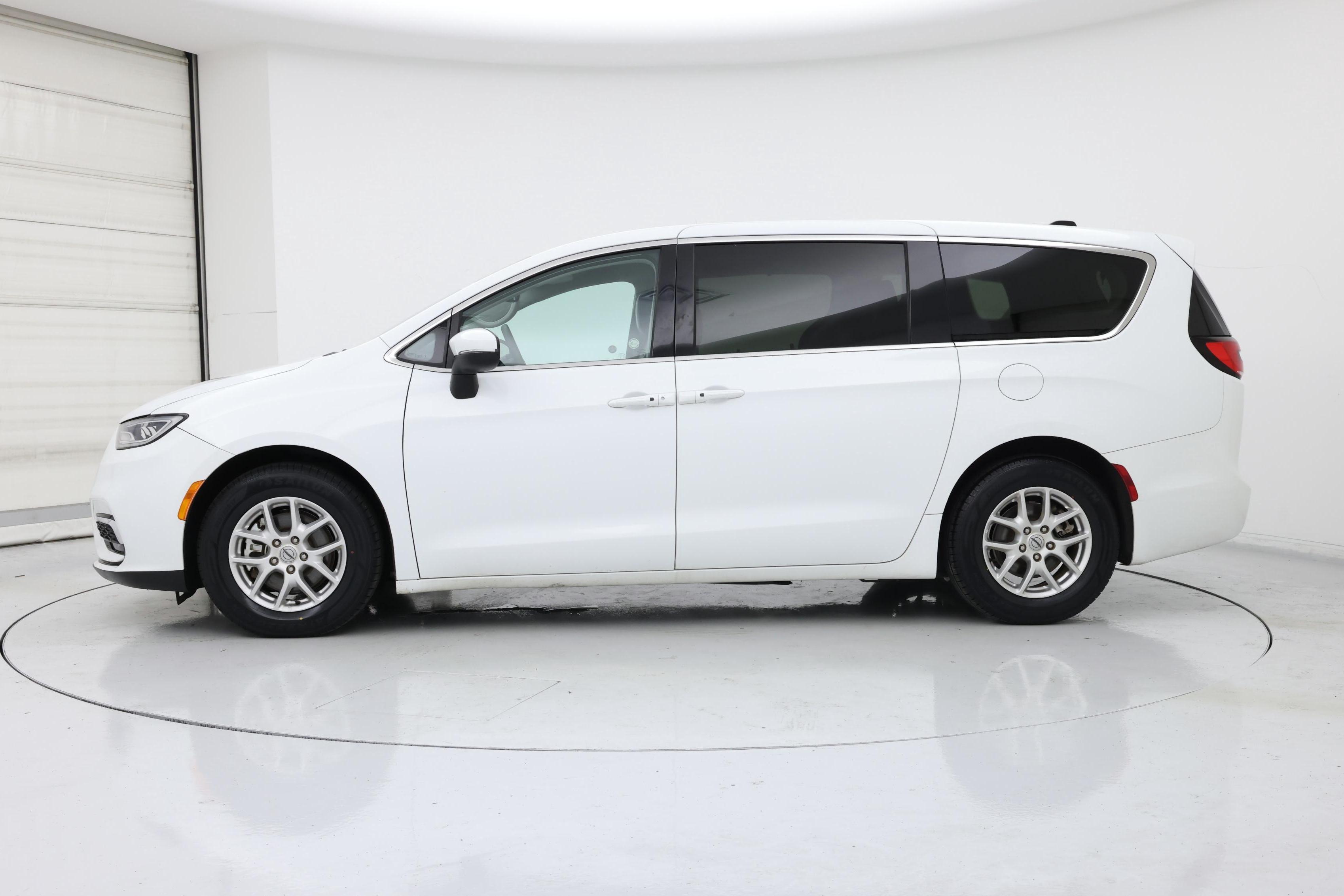 Thumbnail: 2023 Chrysler Pacifica - 3