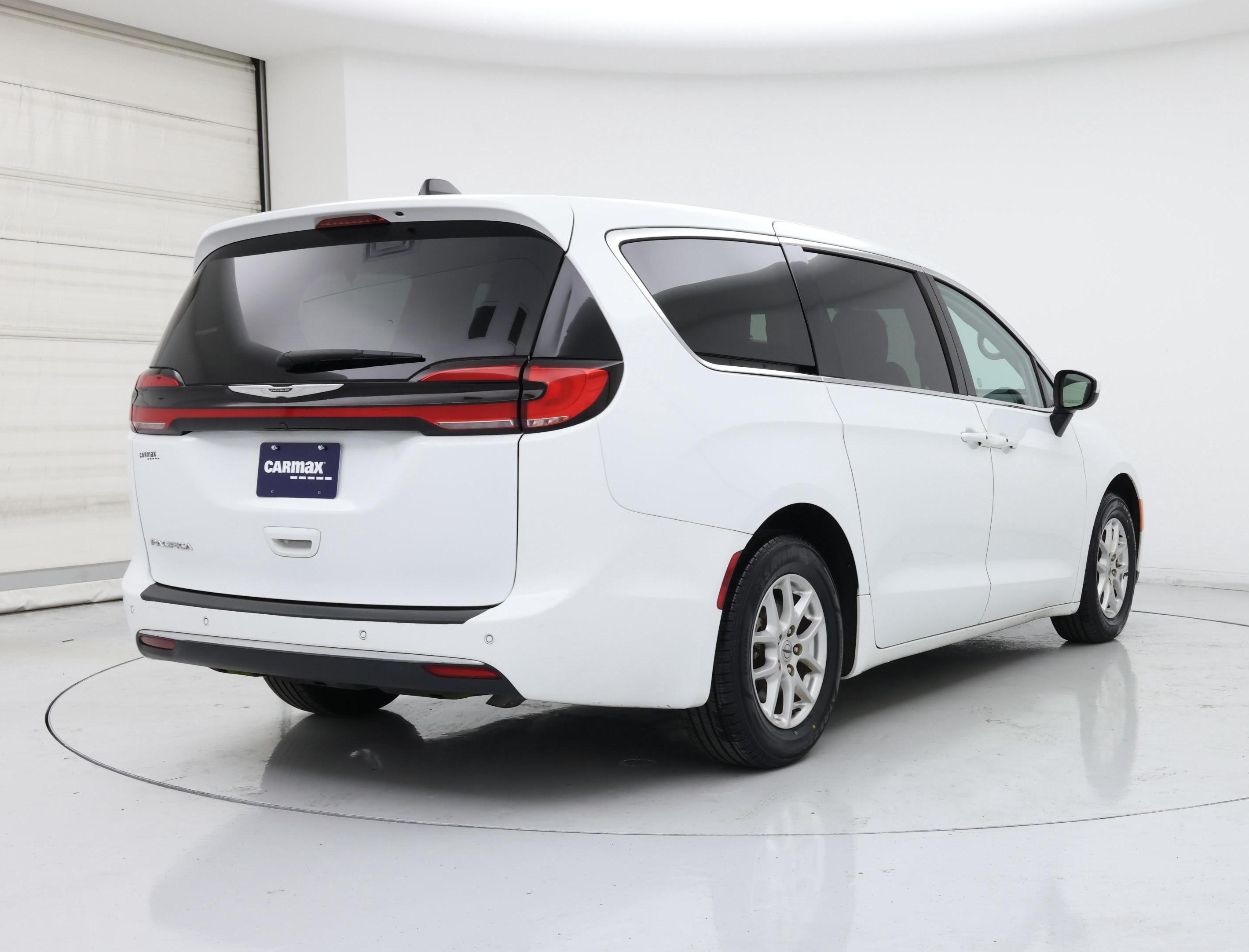 Thumbnail: 2023 Chrysler Pacifica - 8