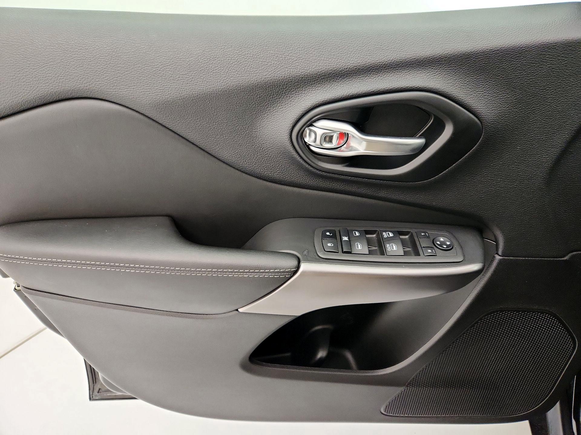 Thumbnail: 2022 Jeep Cherokee - 12