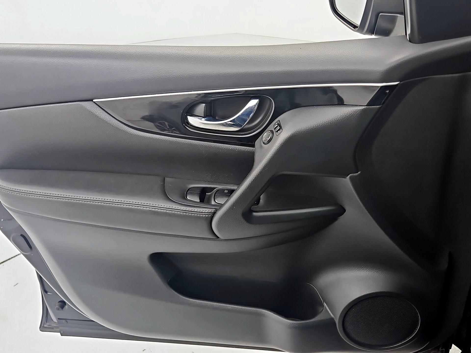 Thumbnail: 2017 Nissan Rogue Sport - 12