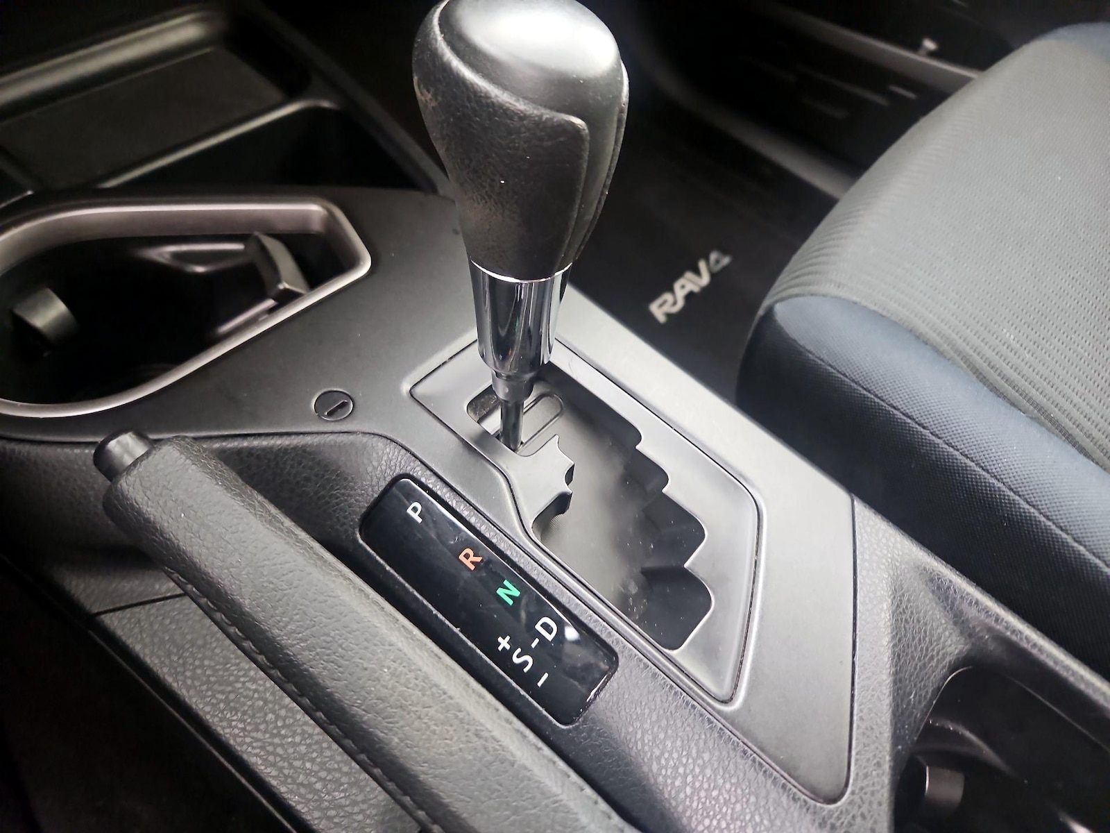 2017 Toyota RAV4 LE - Photo 18