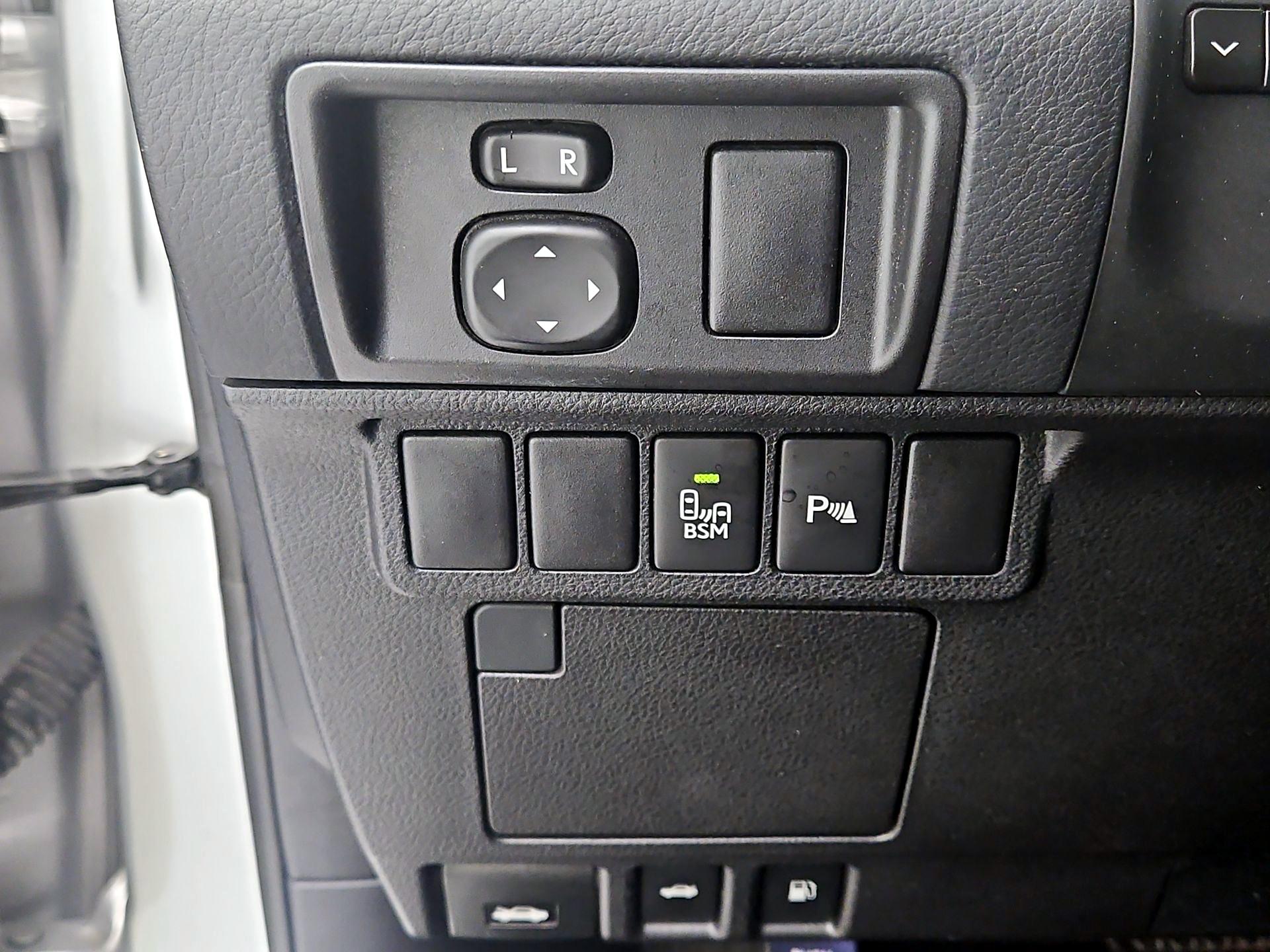 Thumbnail: 2015 Lexus ES - 13