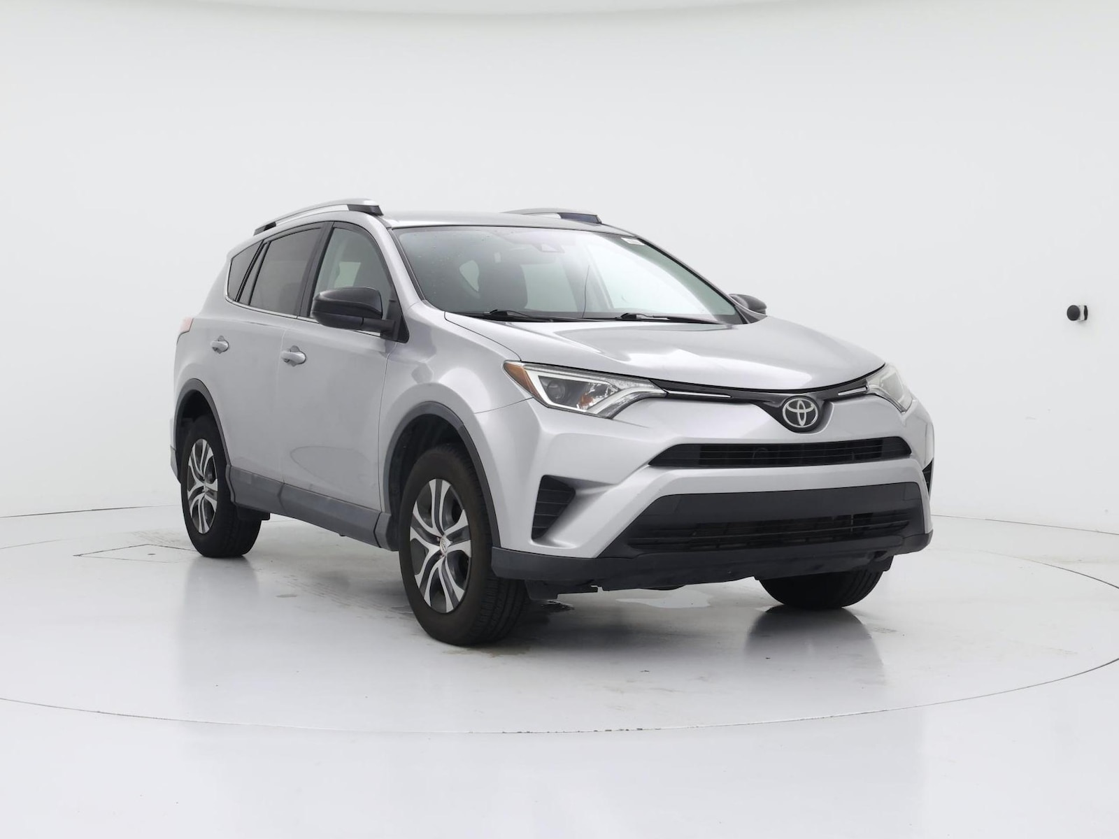 2018 Toyota RAV4 LE - Photo 2