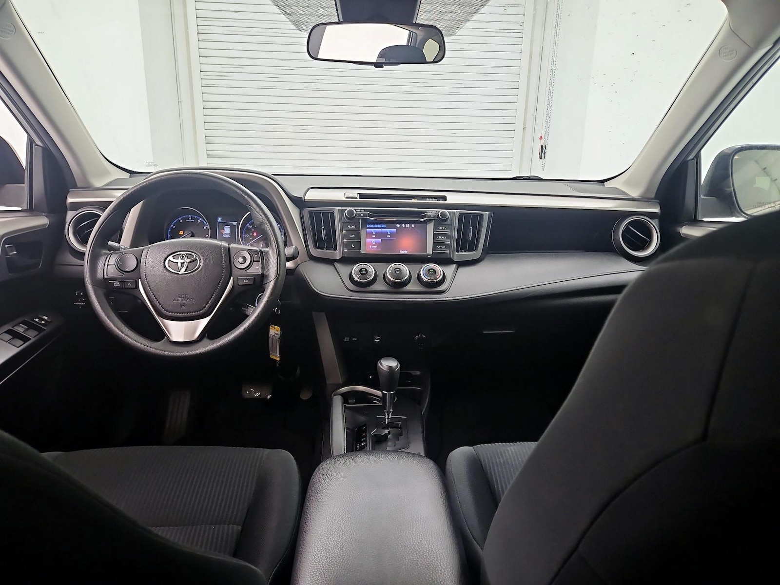2018 Toyota RAV4 LE - Photo 10
