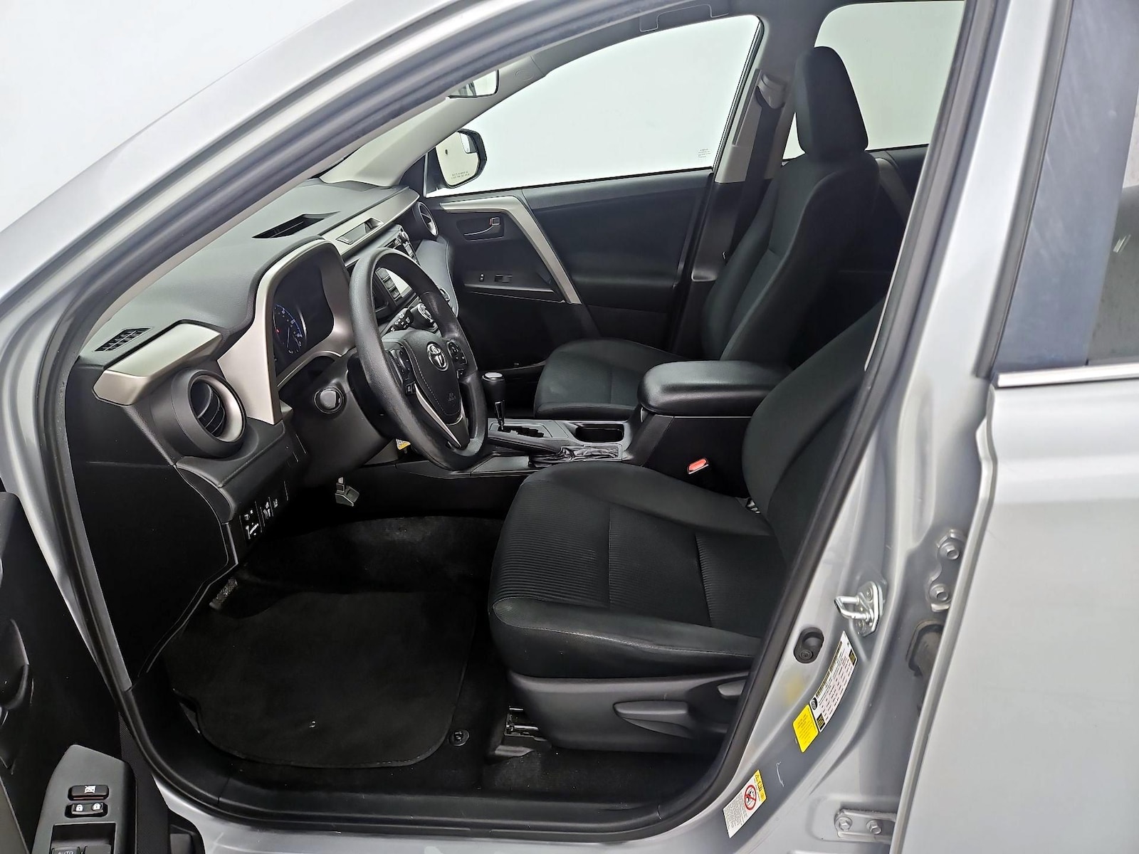2018 Toyota RAV4 LE - Photo 12