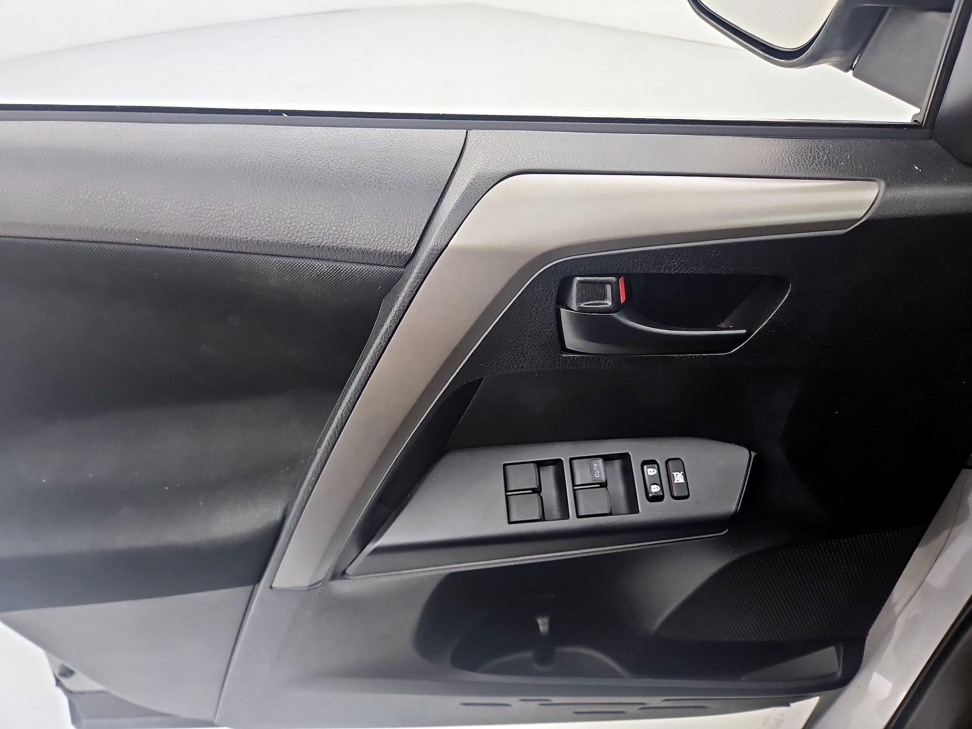 Thumbnail: 2018 Toyota RAV4 - 12