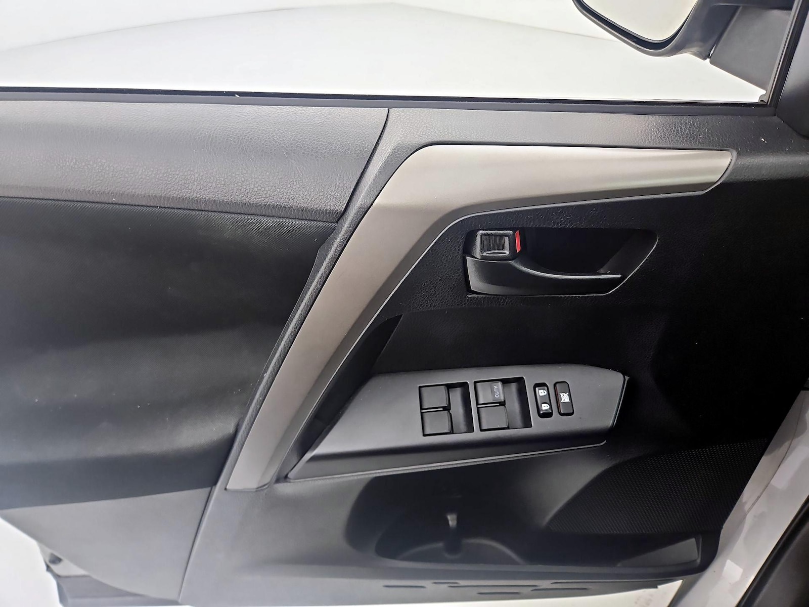 2018 Toyota RAV4 LE - Photo 13