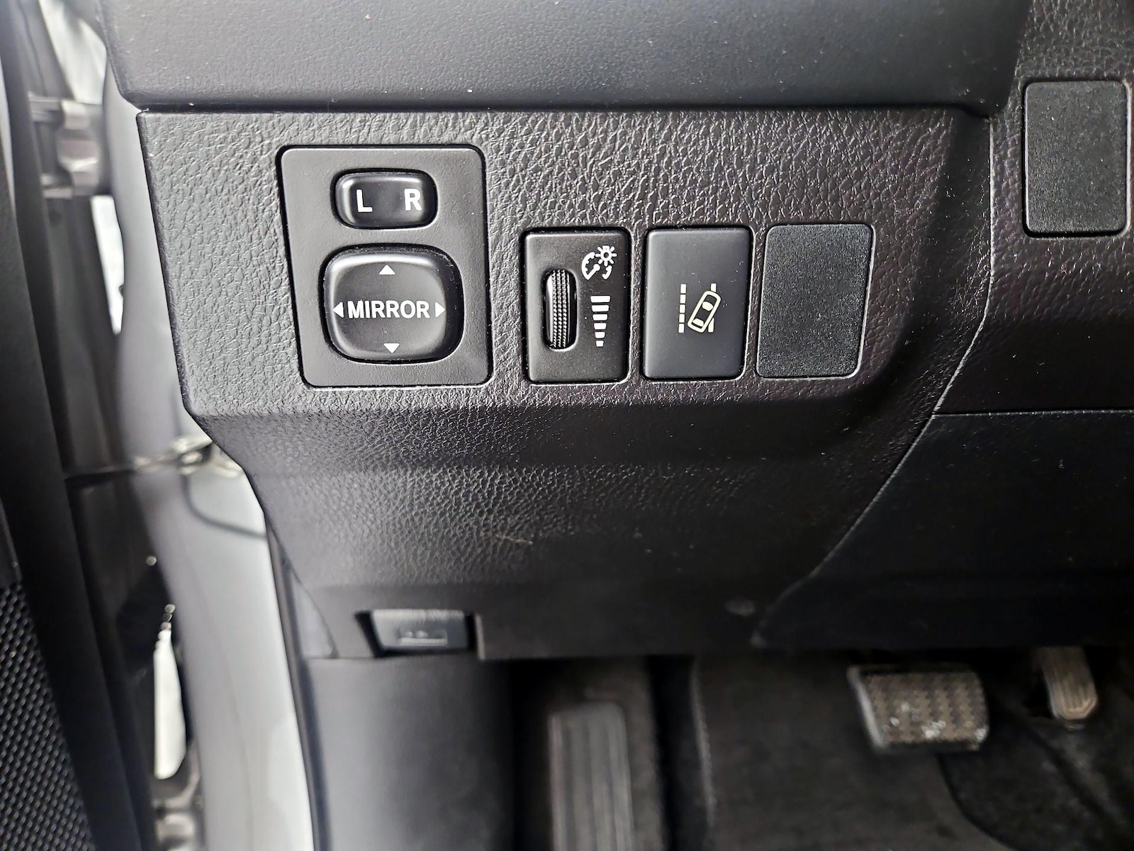 2018 Toyota RAV4 LE - Photo 14