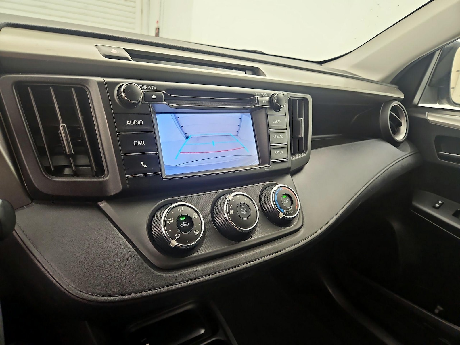 2018 Toyota RAV4 LE - Photo 15